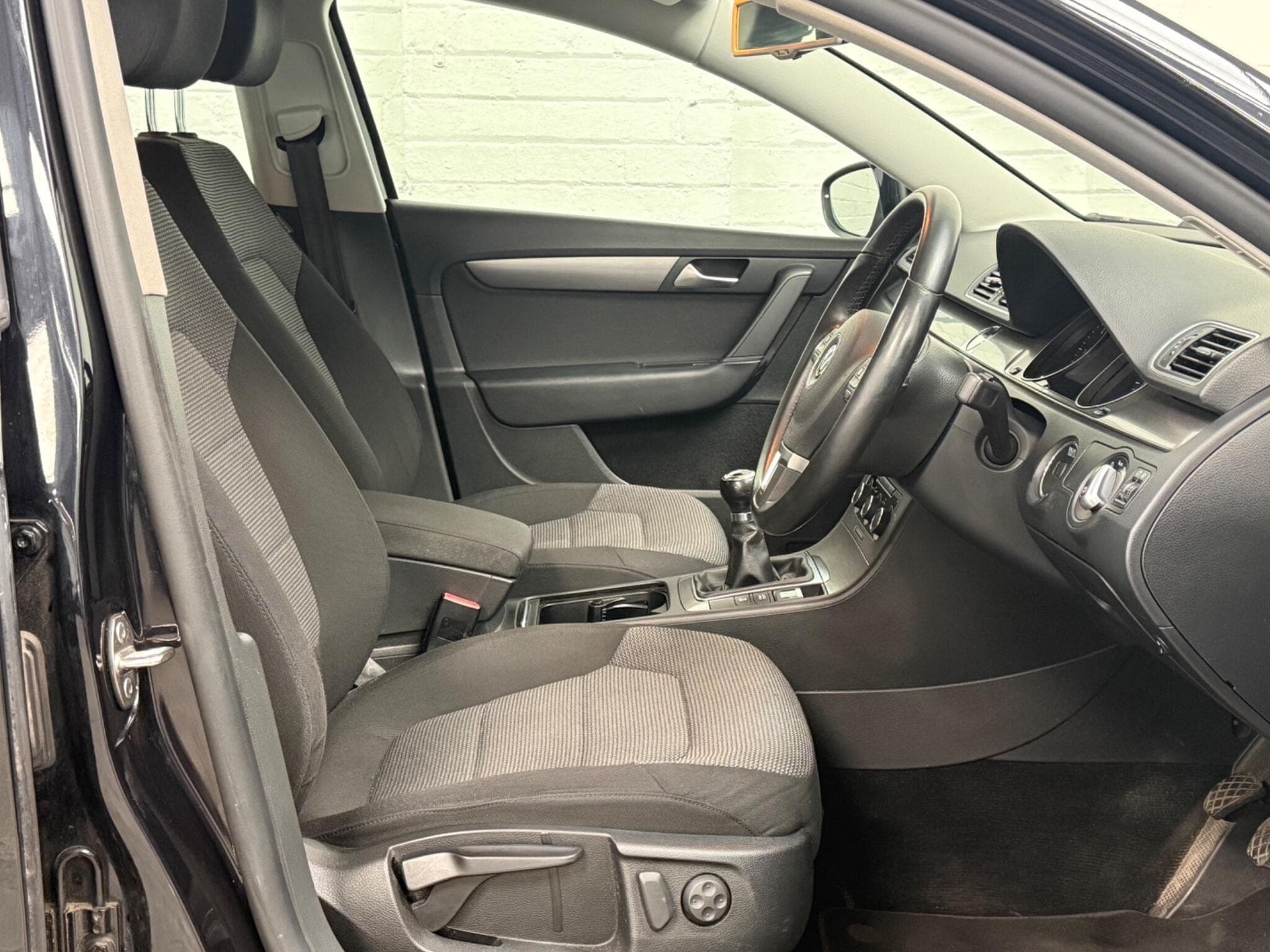 2012 Volkswagen Passat - Image 29