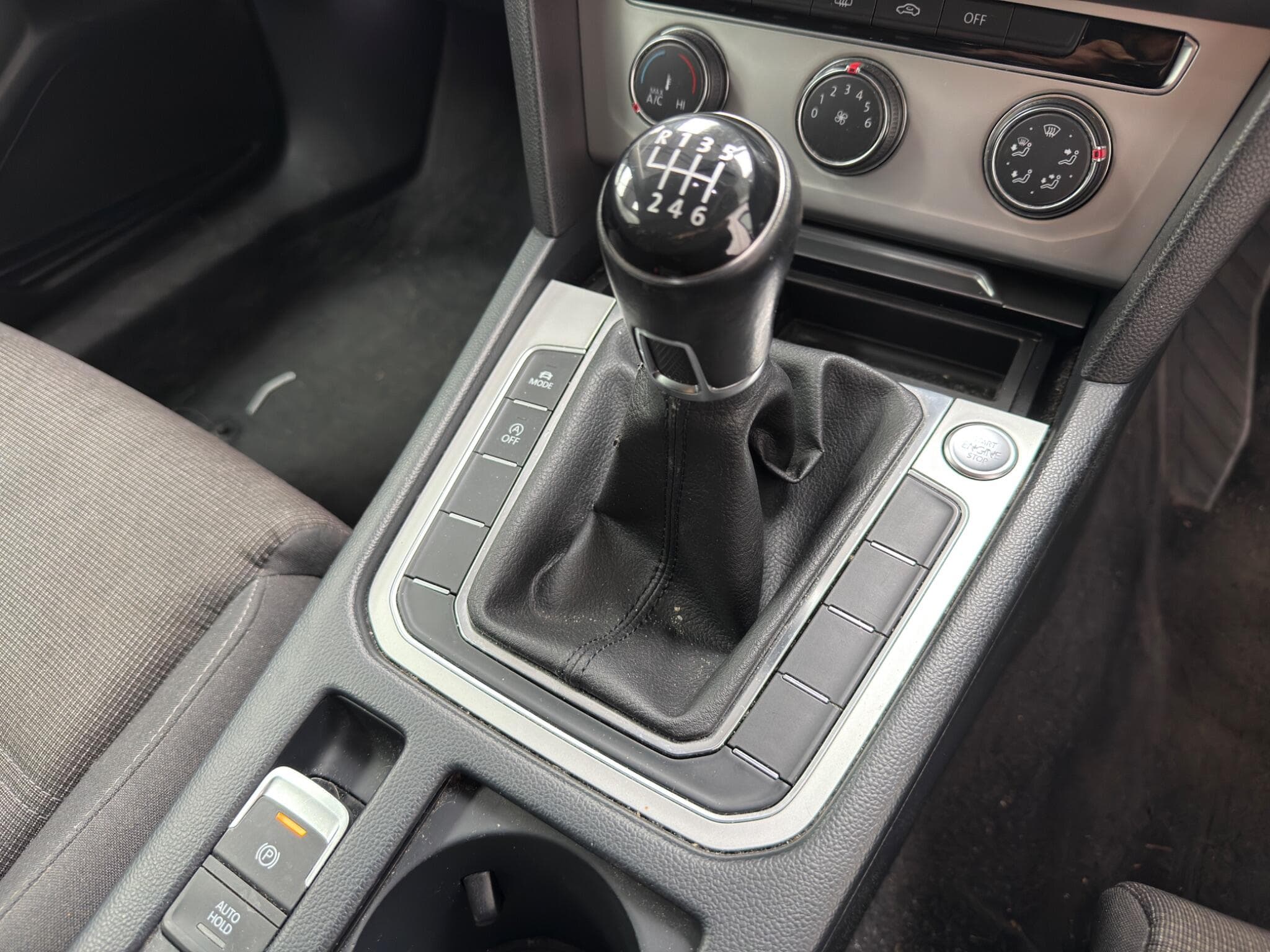 2015 Volkswagen Passat - Image 12