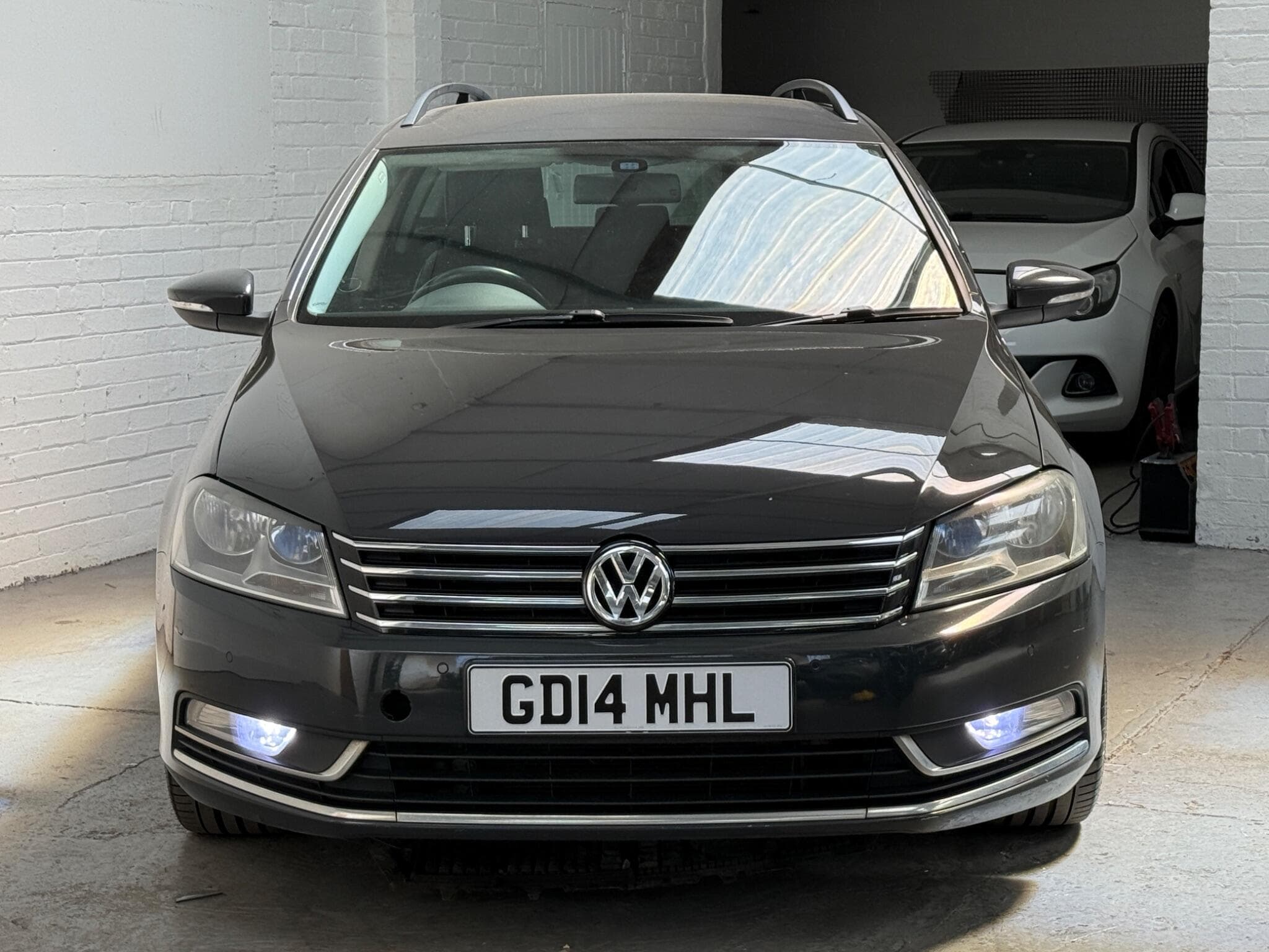 2014 Volkswagen Passat - Image 2