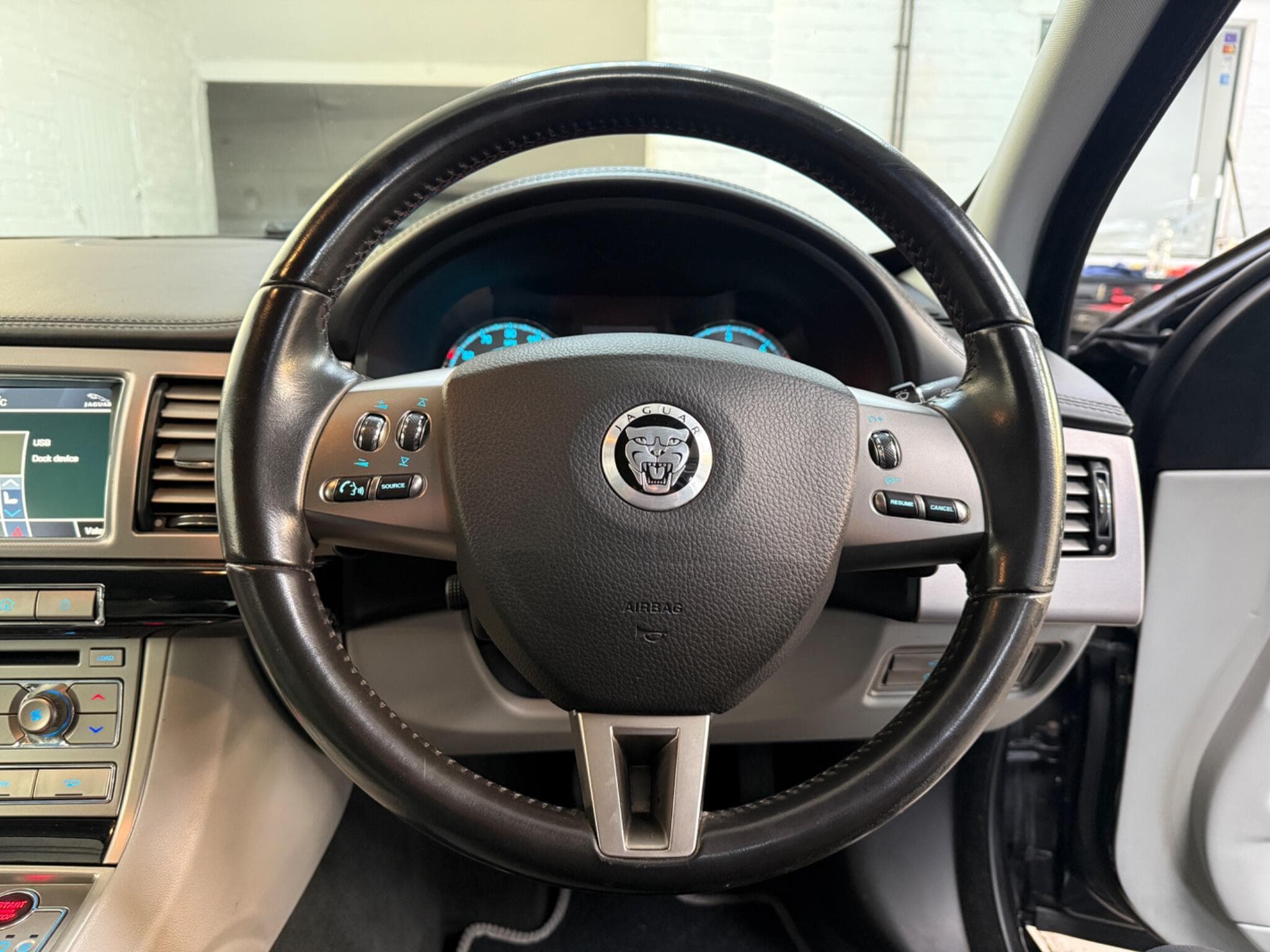 2011 Jaguar XF - Image 21