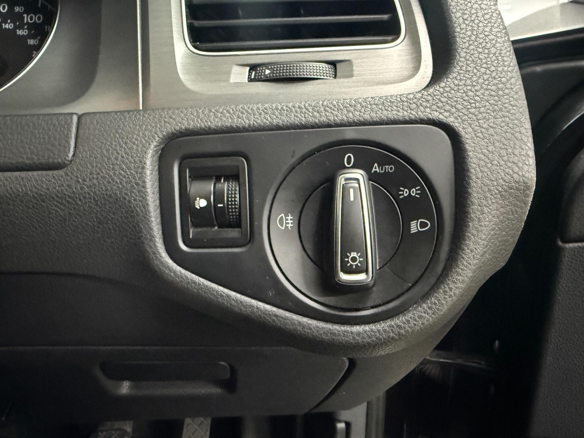 2013 Volkswagen Golf - Image 13