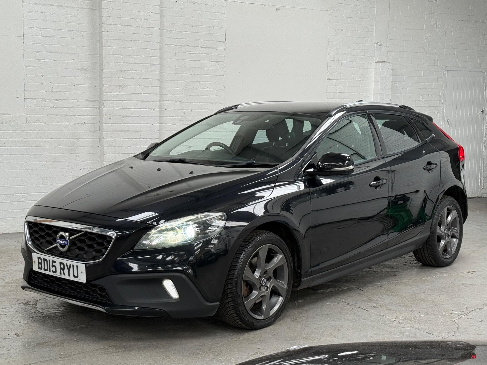 2015 Volvo V40 Cross Country - Image 4