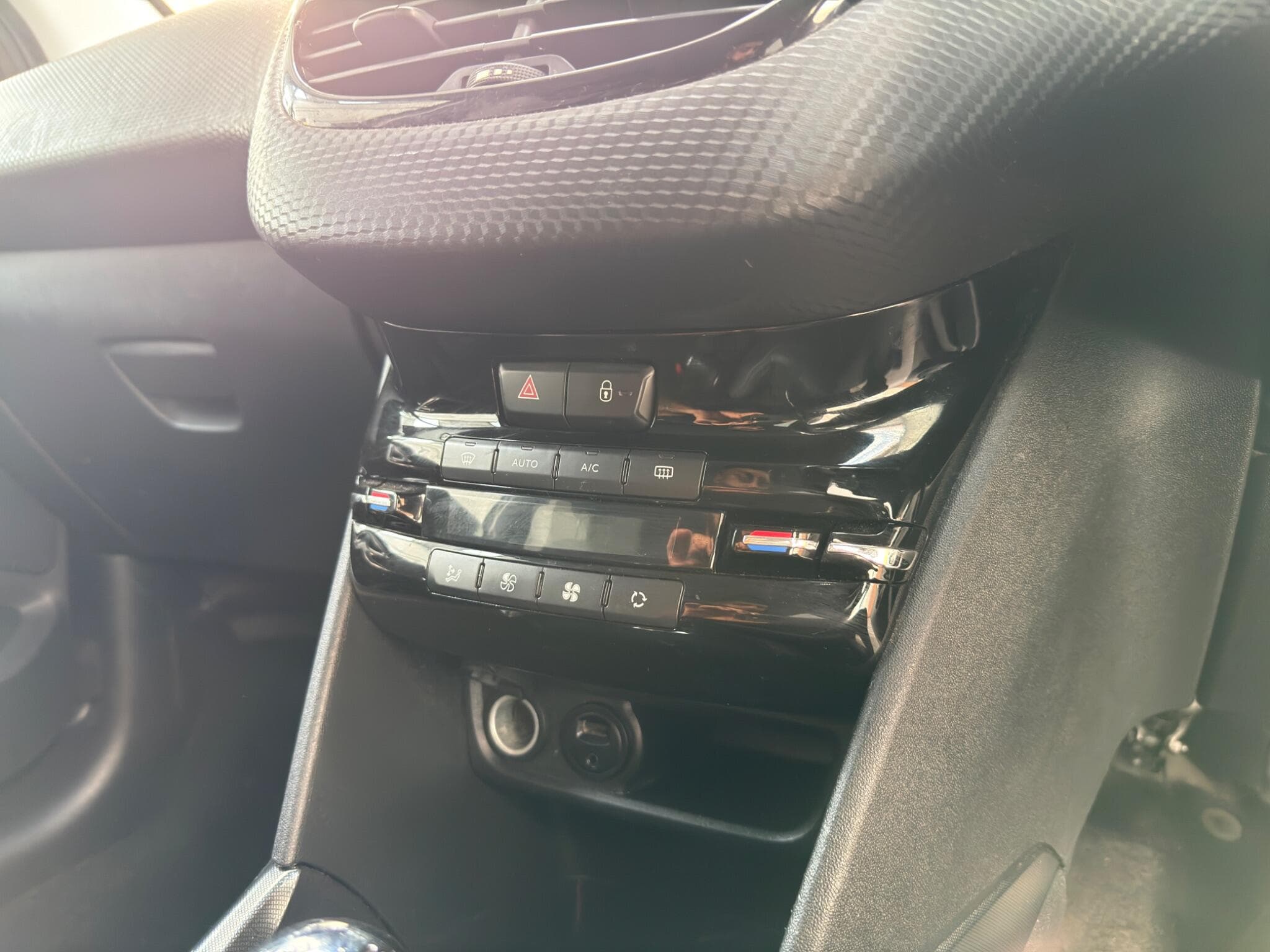 2014 Peugeot 2008 - Image 28