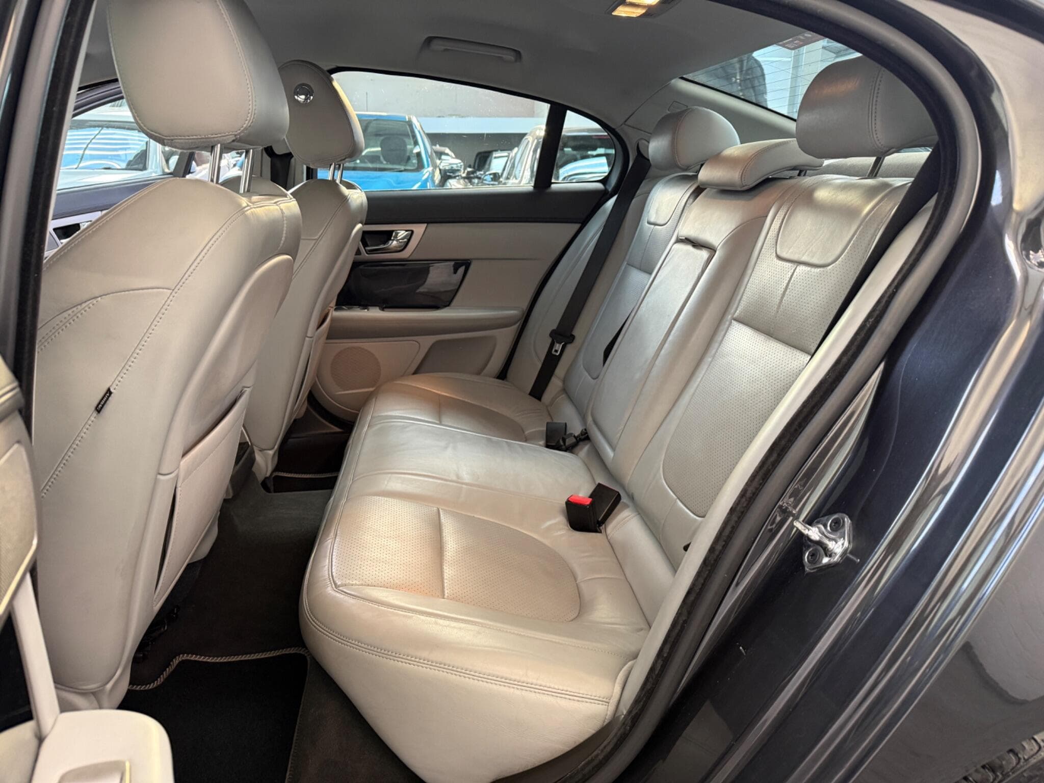 2011 Jaguar XF - Image 11