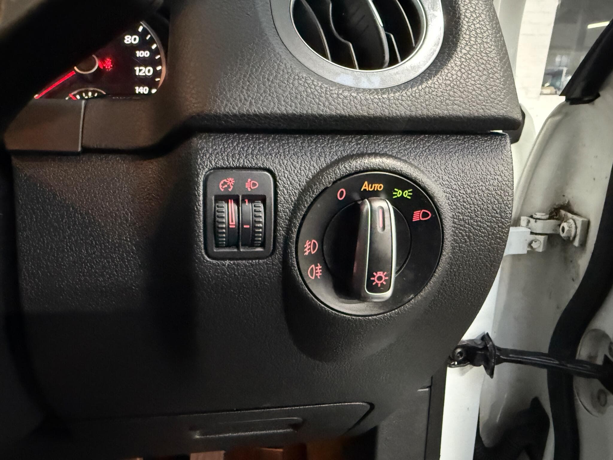 2015 Volkswagen Tiguan - Image 13