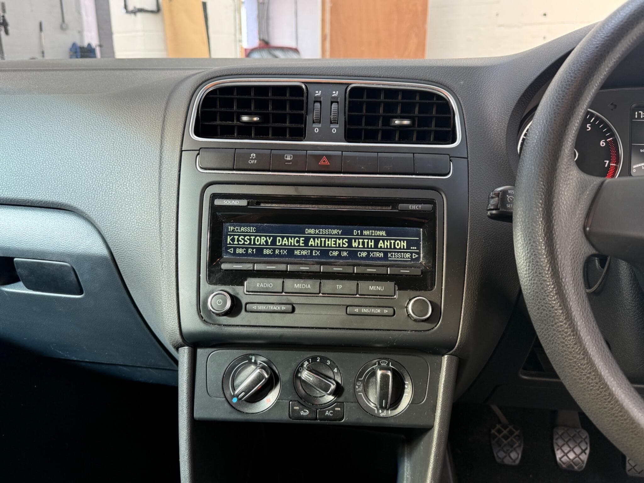 2013 Volkswagen Polo - Image 16