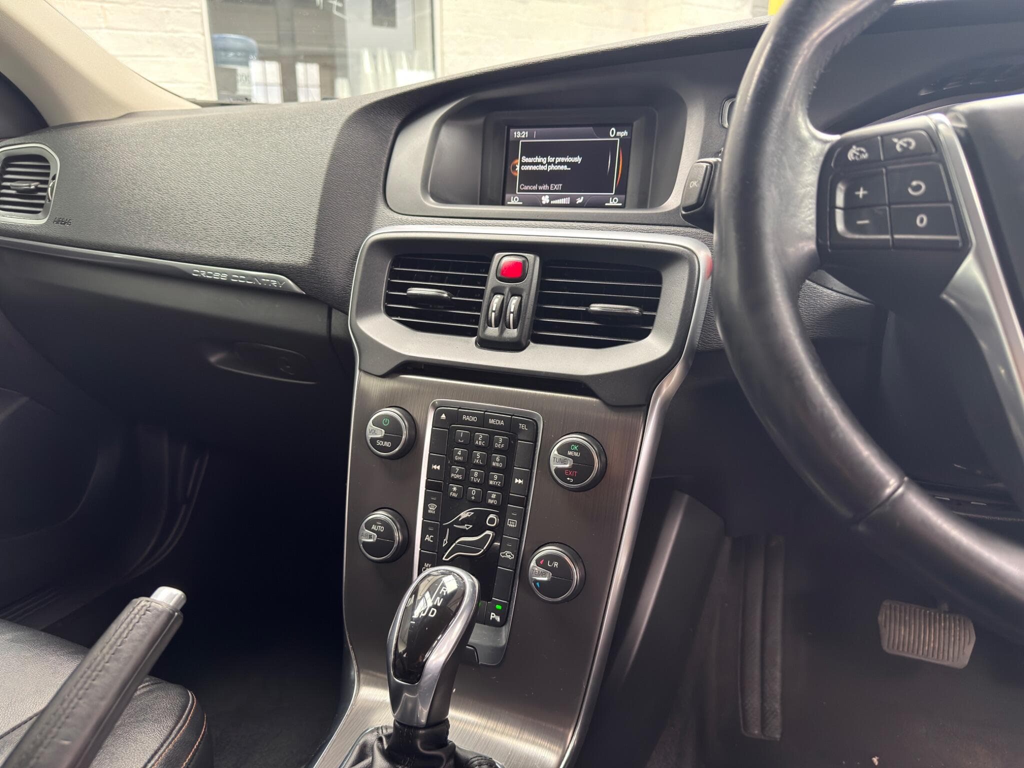 2015 Volvo V40 Cross Country - Image 28