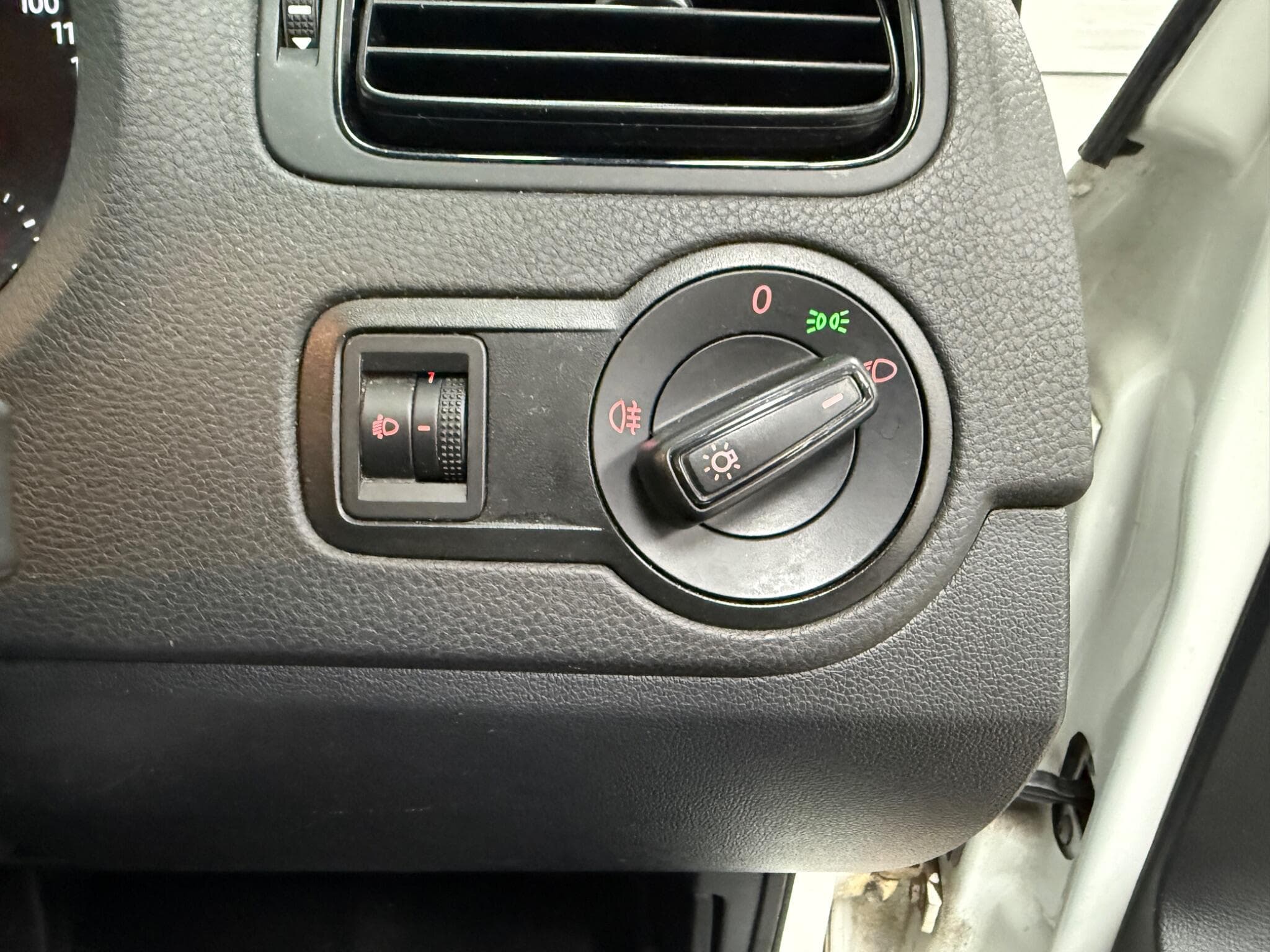 2014 Volkswagen Polo - Image 15