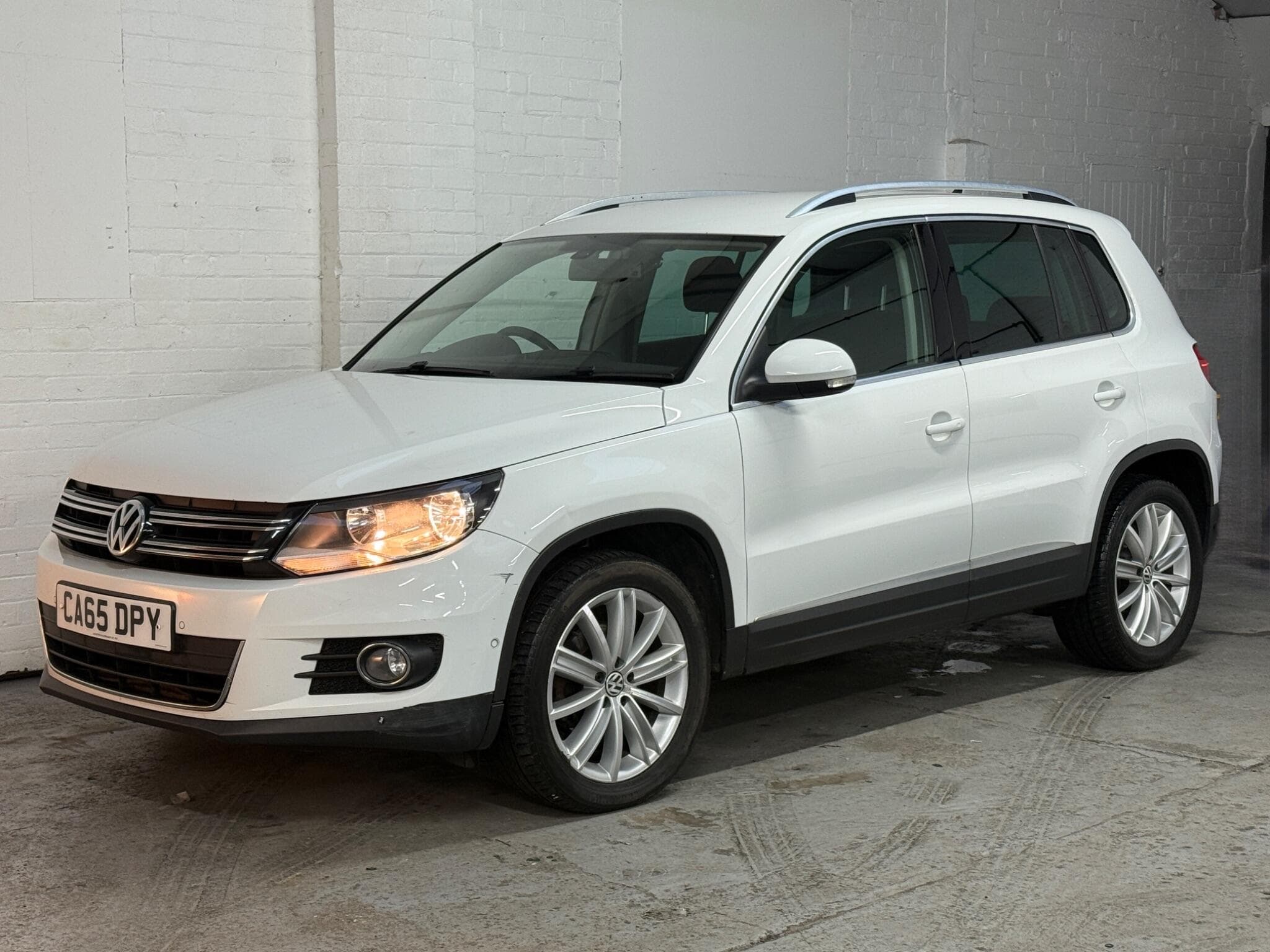 2015 Volkswagen Tiguan - Image 2