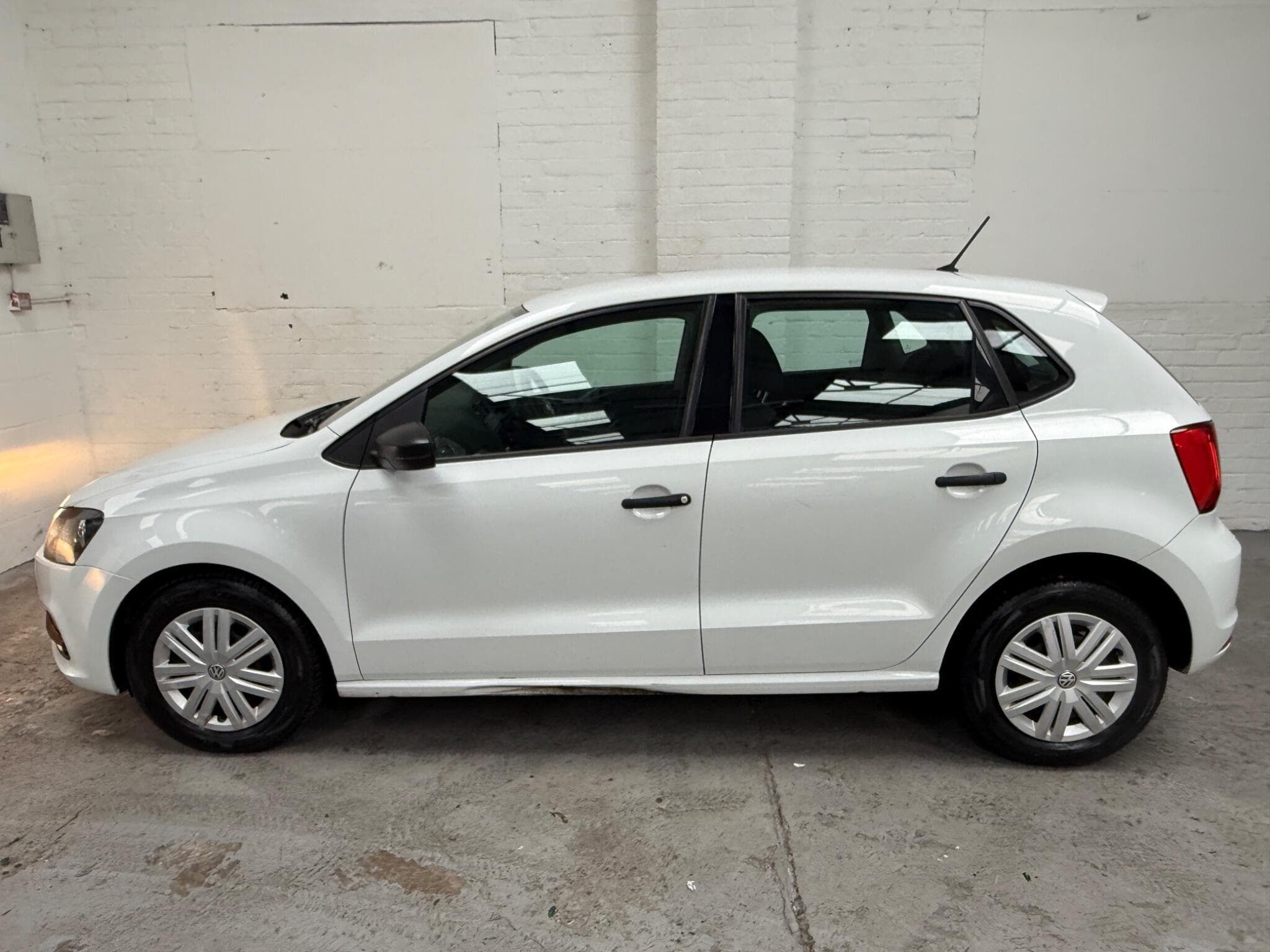 2014 Volkswagen Polo - Image 5