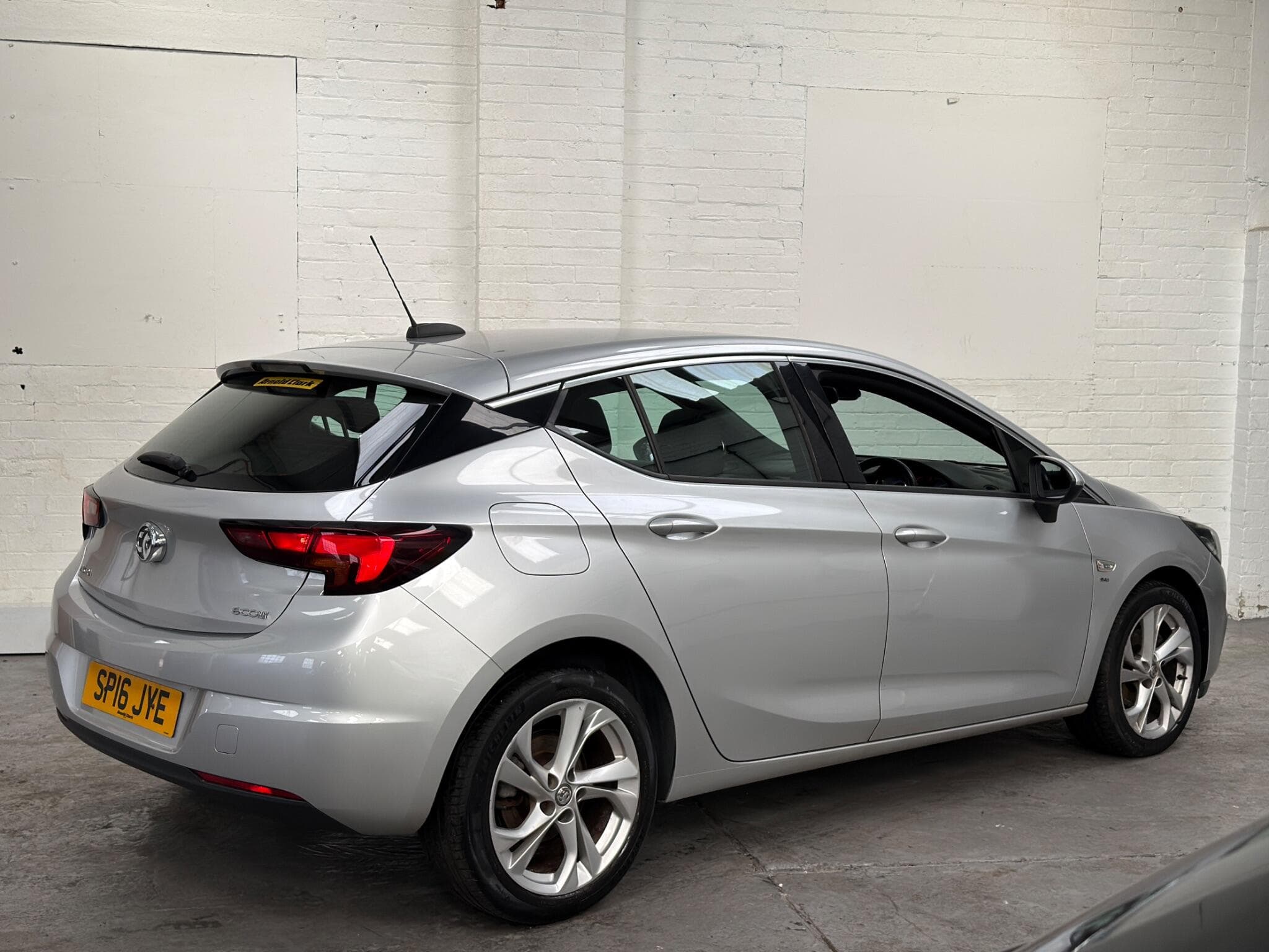 2016 Vauxhall Astra - Image 11