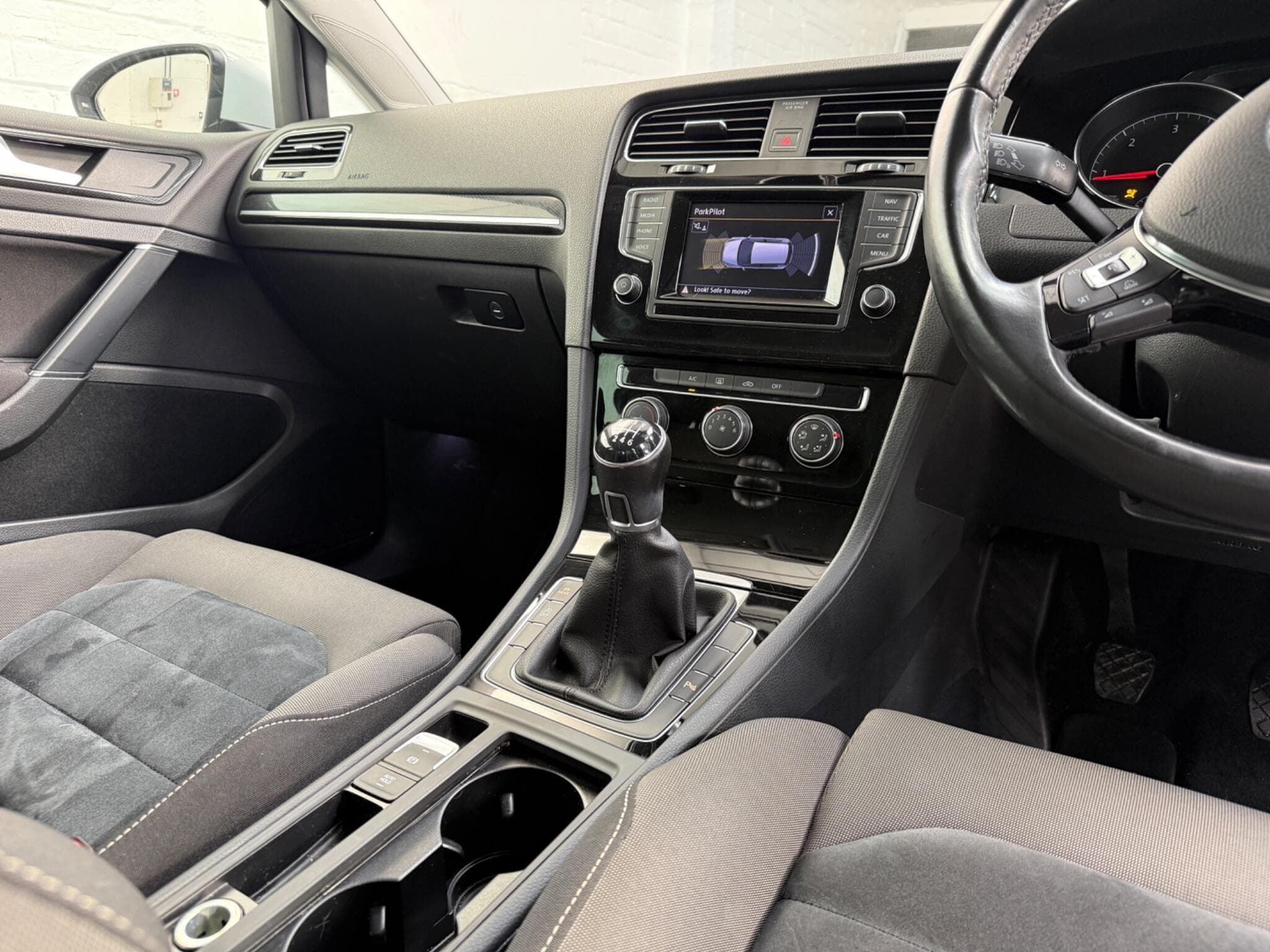 2014 Volkswagen Golf - Image 12