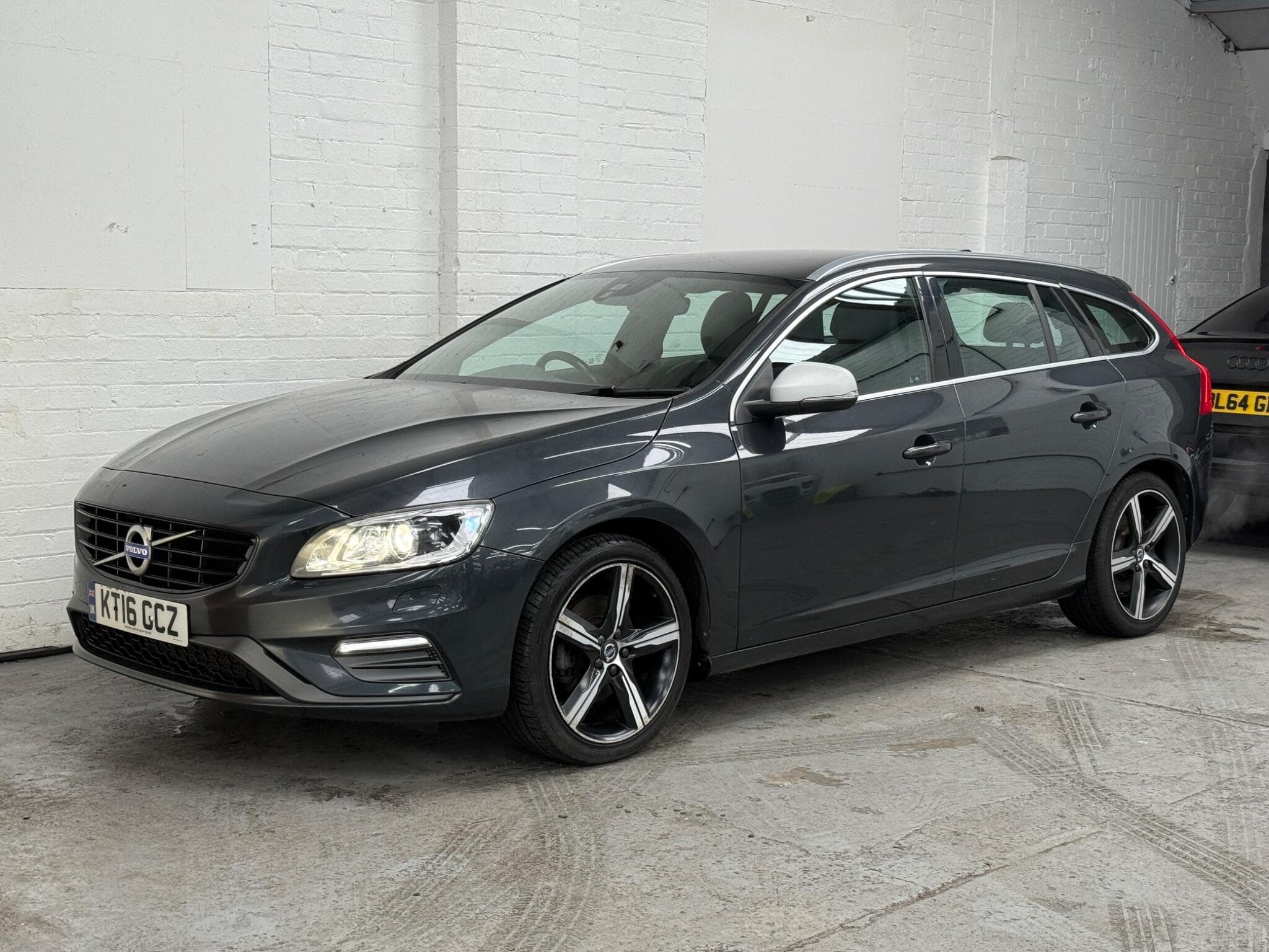 2016 Volvo V60 - Image 4