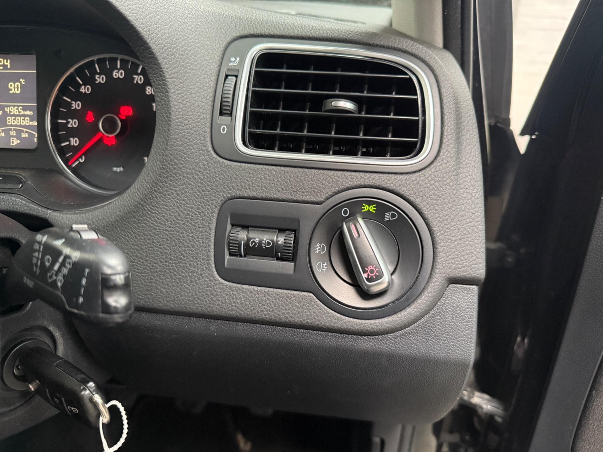 2012 Volkswagen Polo - Image 11