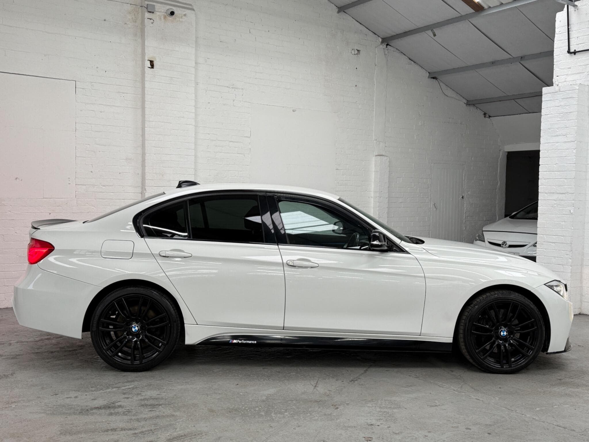 2015 BMW 3 Series - Image 12