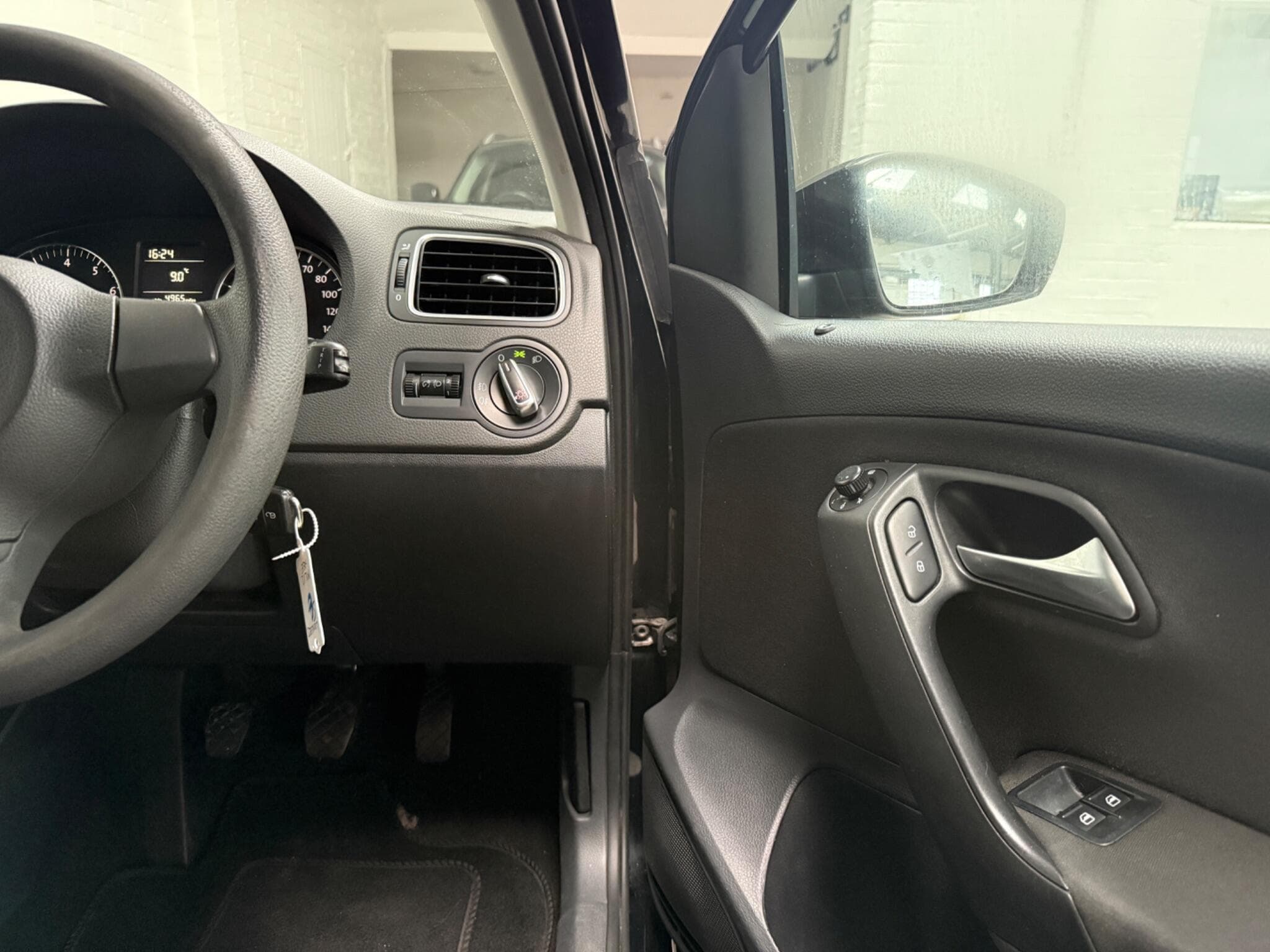 2012 Volkswagen Polo - Image 17