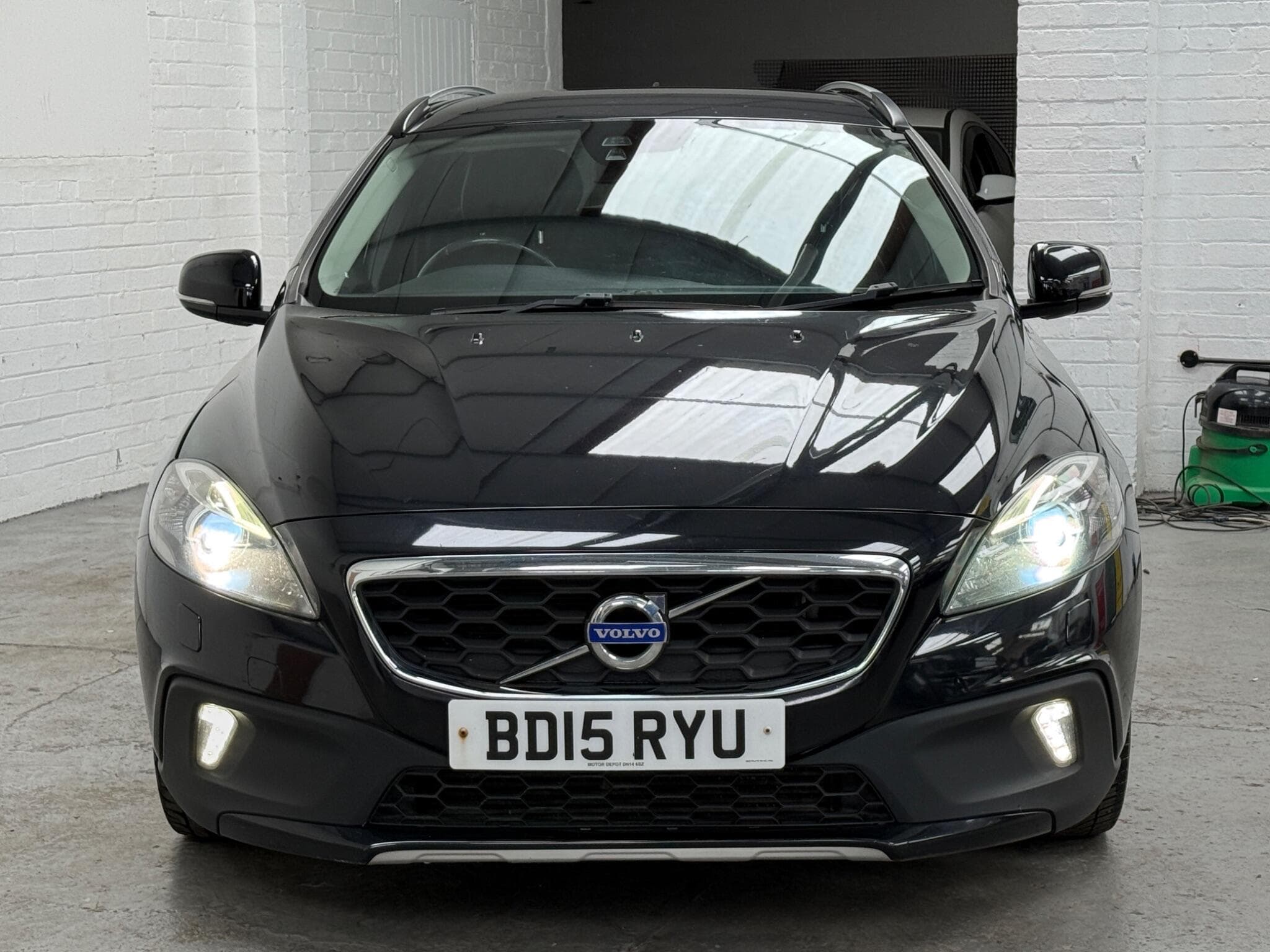 2015 Volvo V40 Cross Country - Image 7