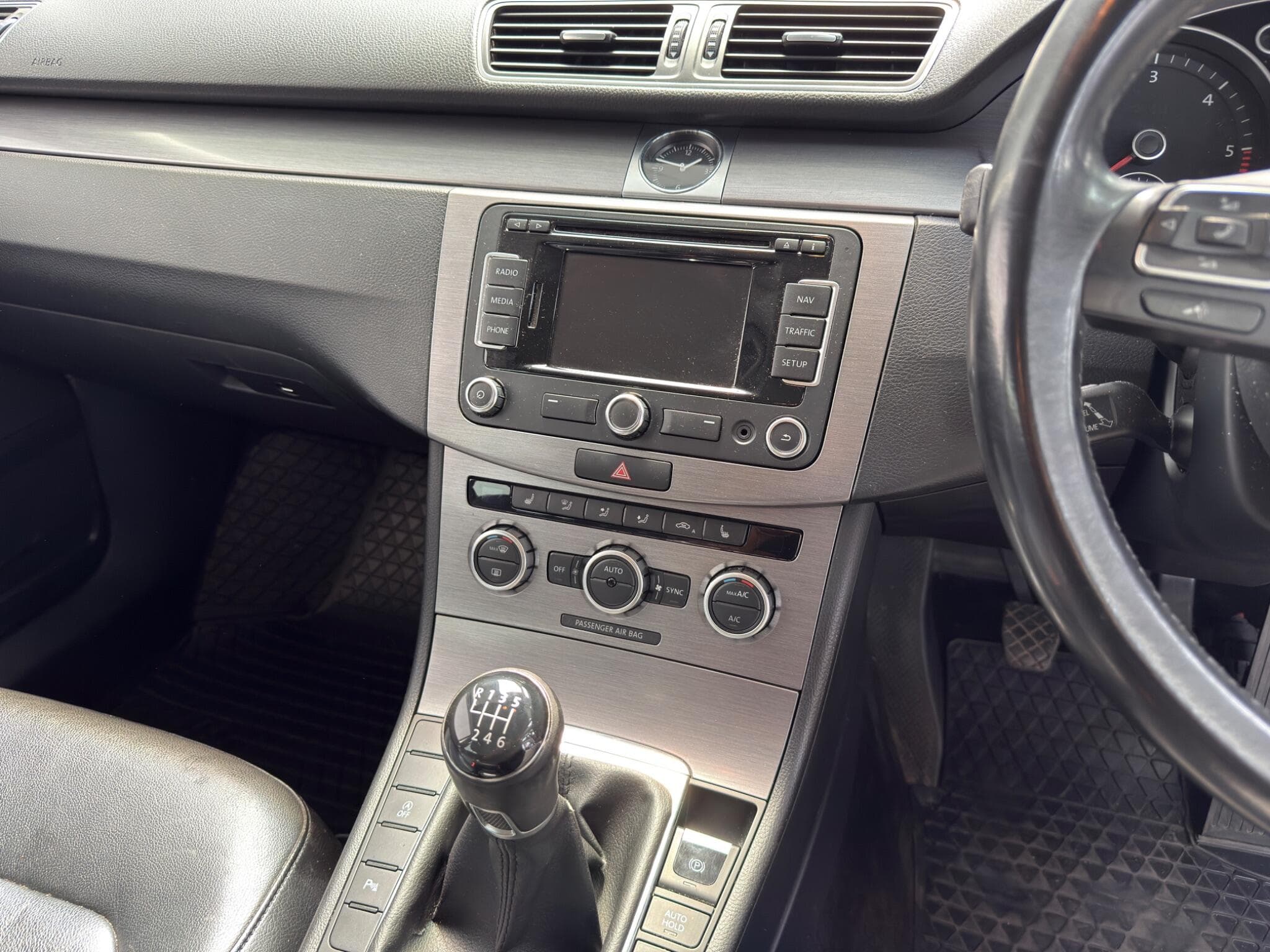 2014 Volkswagen Passat - Image 12