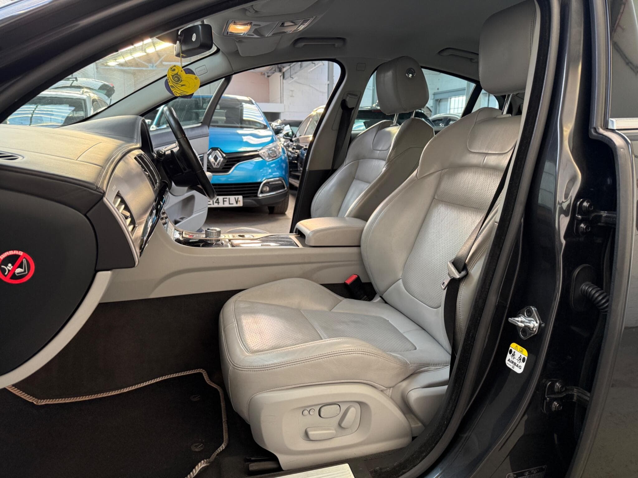 2011 Jaguar XF - Image 22