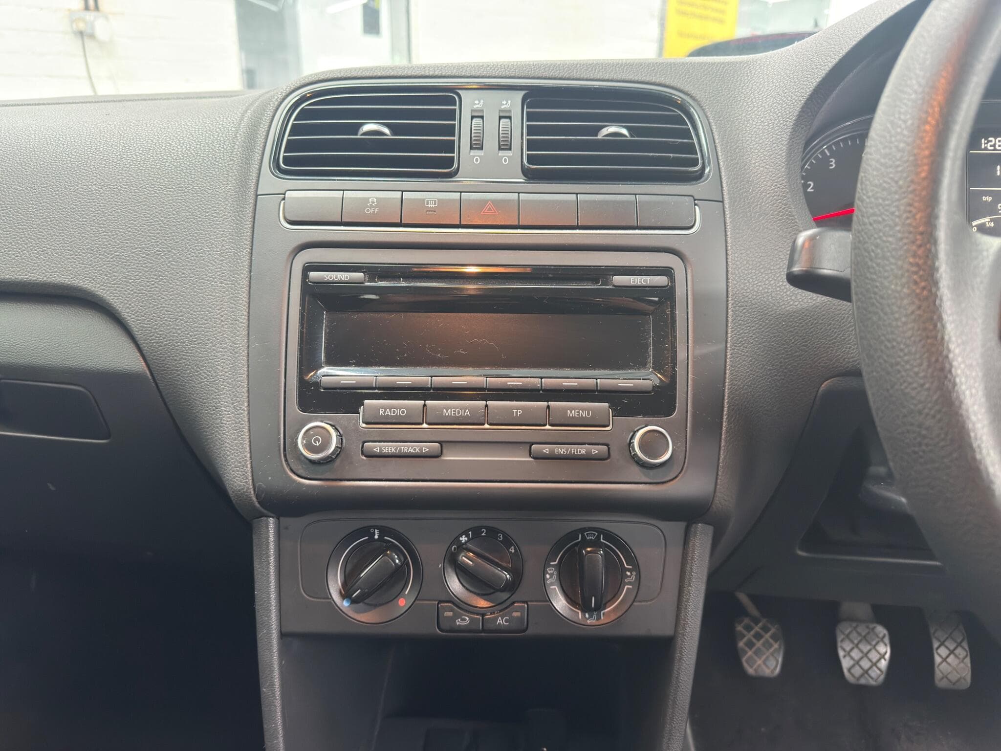 2014 Volkswagen Polo - Image 17