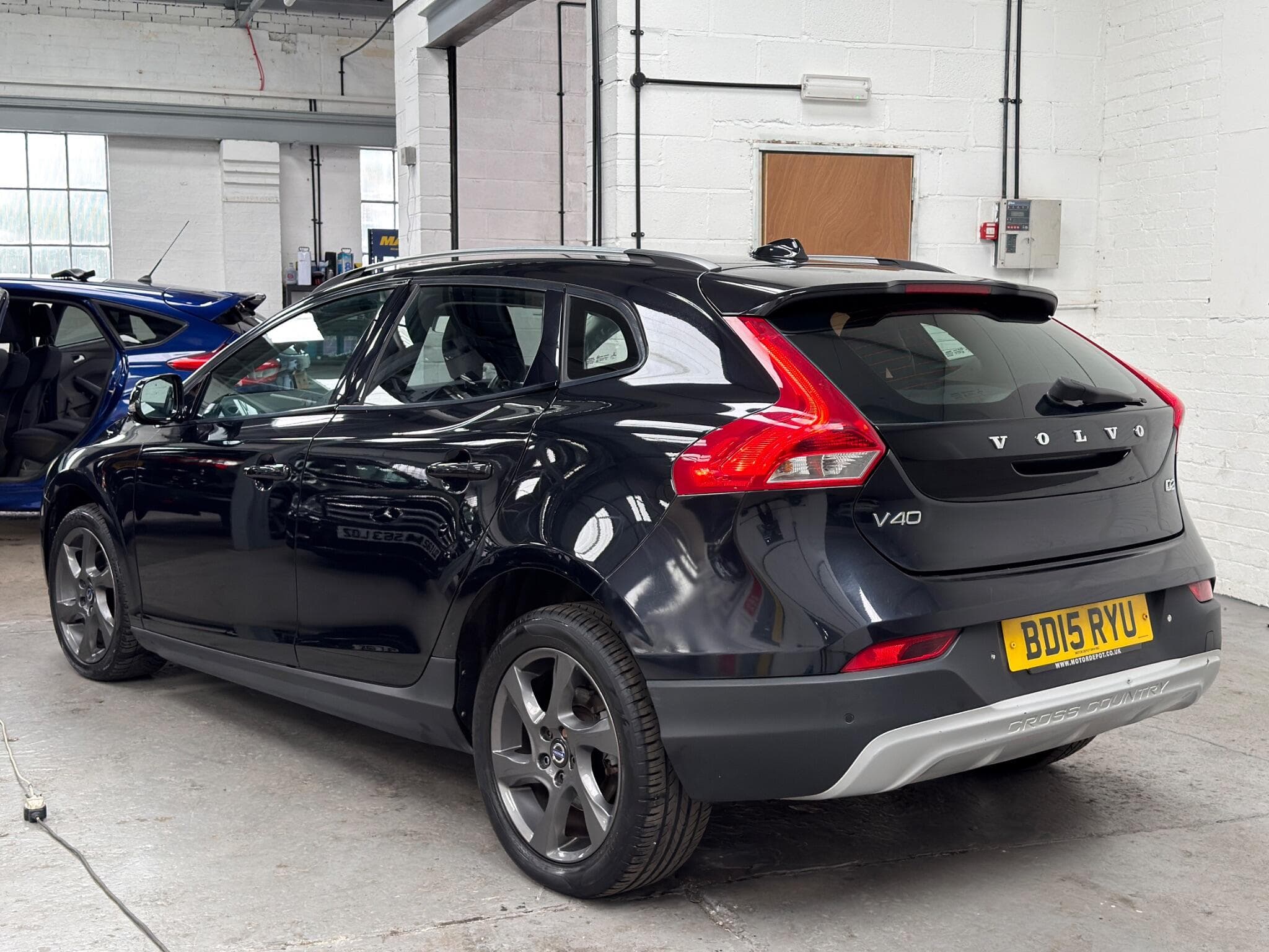 2015 Volvo V40 Cross Country - Image 5