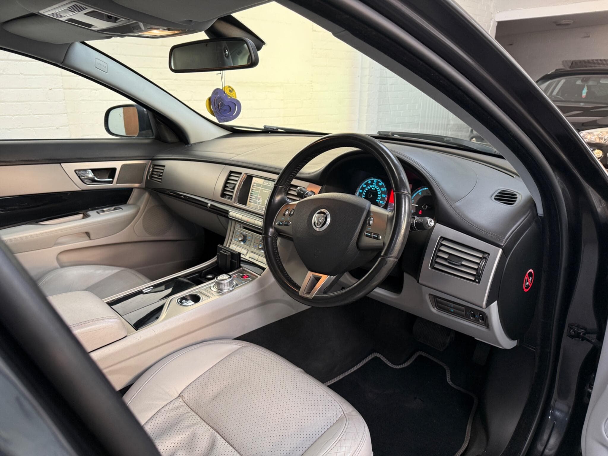 2011 Jaguar XF - Image 10