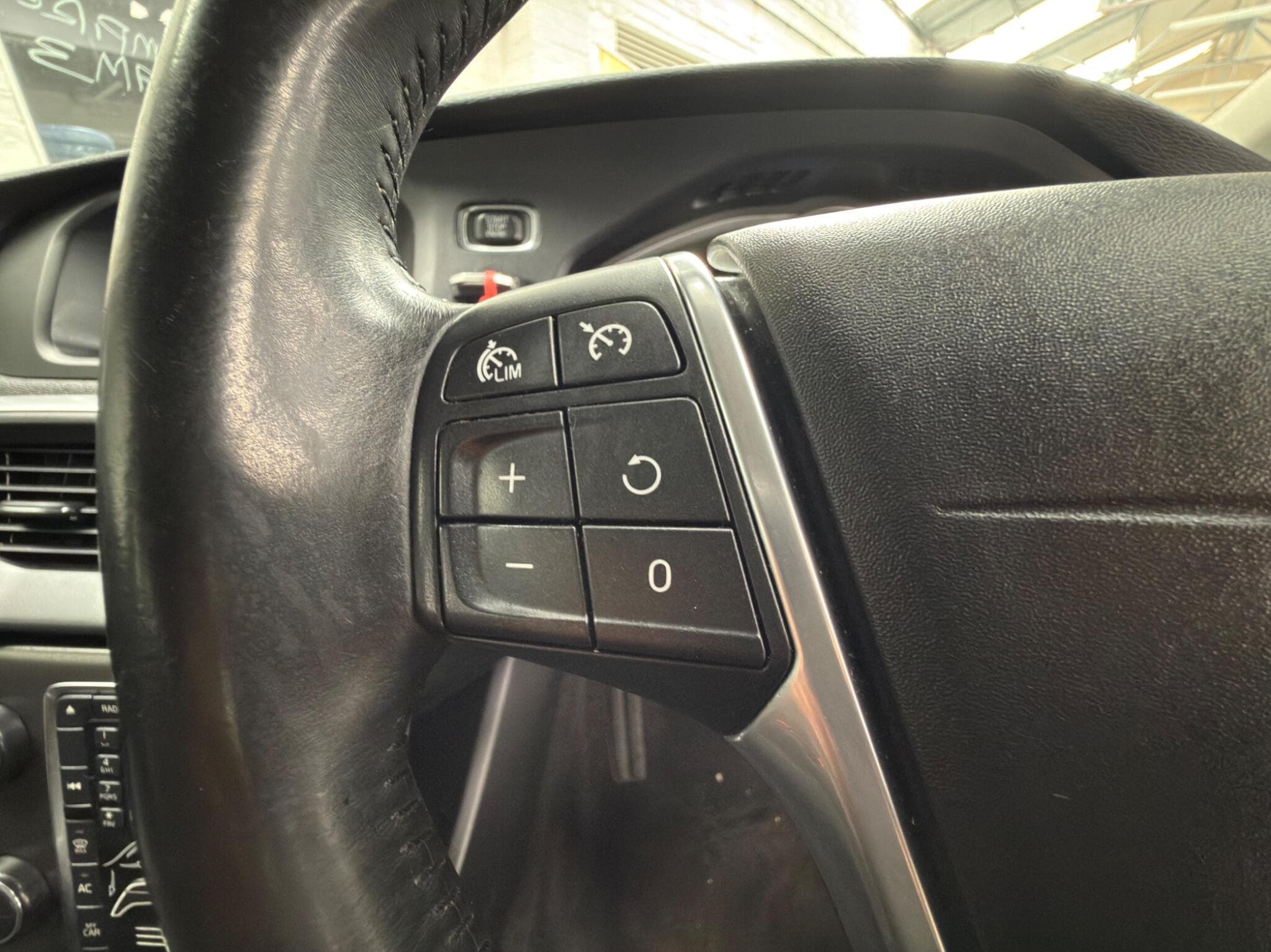 2015 Volvo V40 Cross Country - Image 21