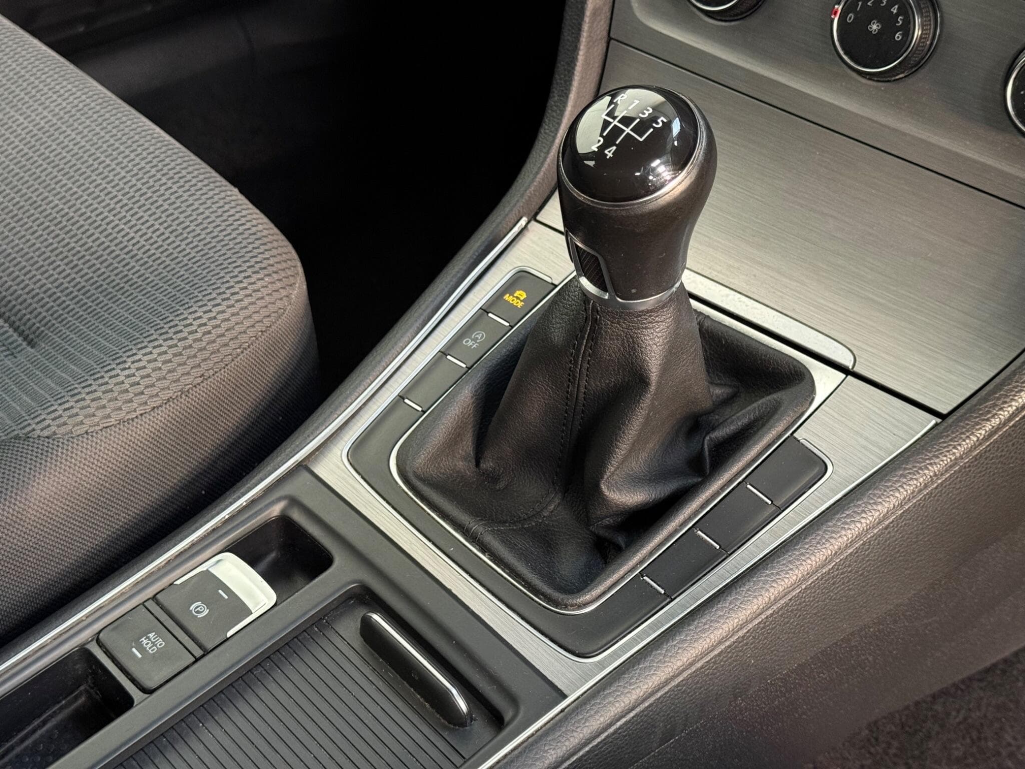 2014 Volkswagen Golf - Image 28