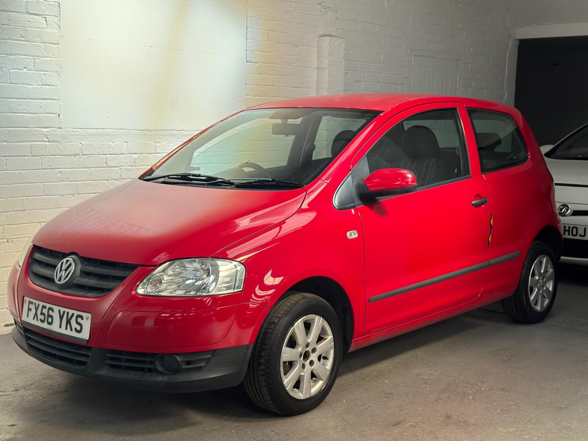 2006 Volkswagen Fox - Image 2