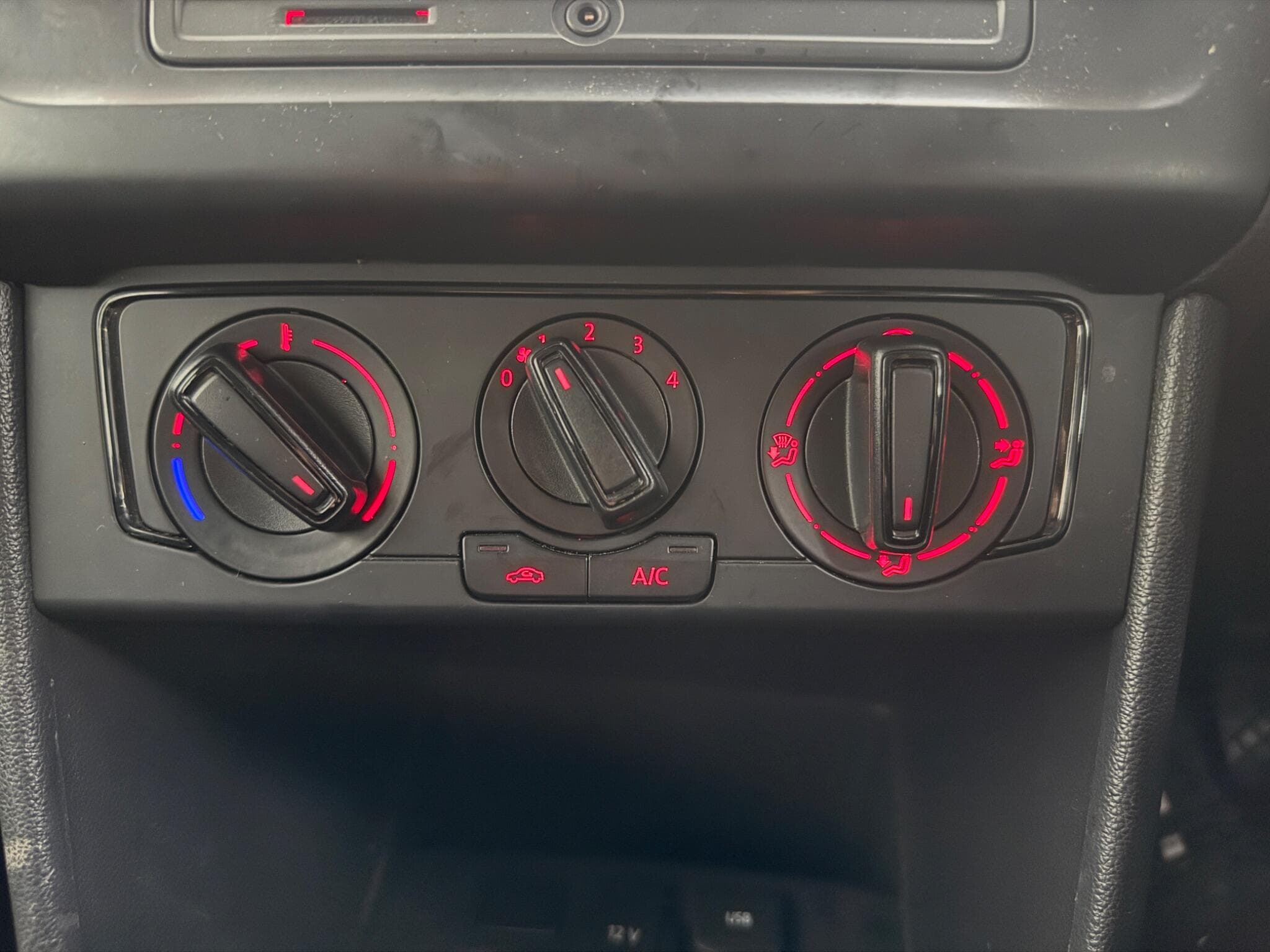 2014 Volkswagen Polo - Image 16