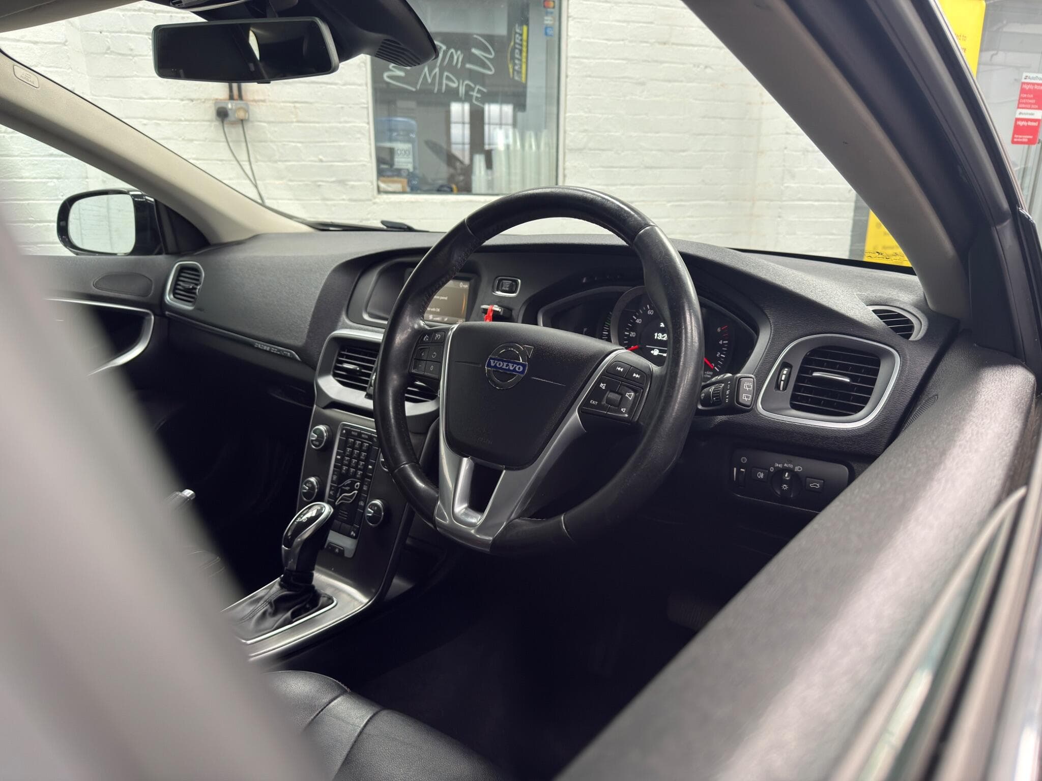 2015 Volvo V40 Cross Country - Image 13