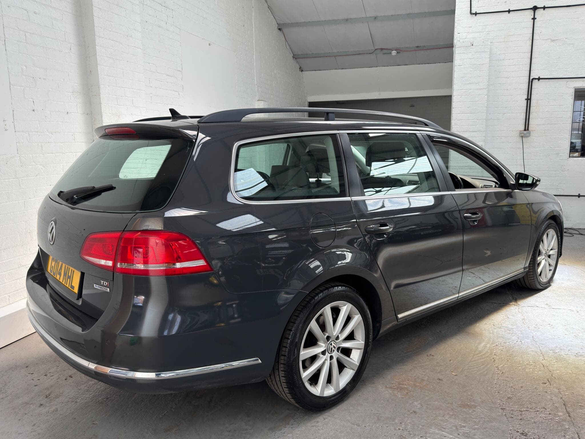 2014 Volkswagen Passat - Image 10