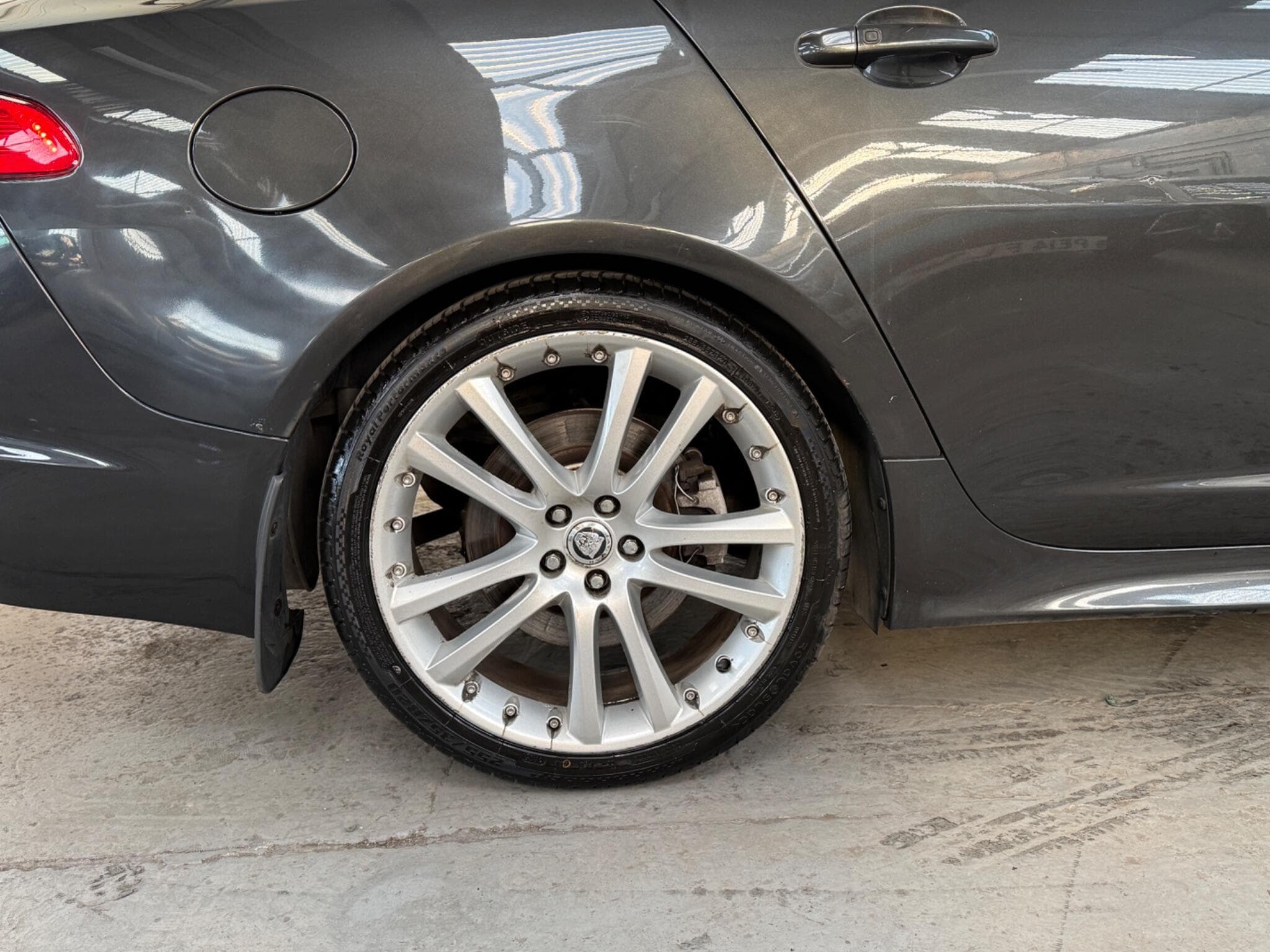 2011 Jaguar XF - Image 16