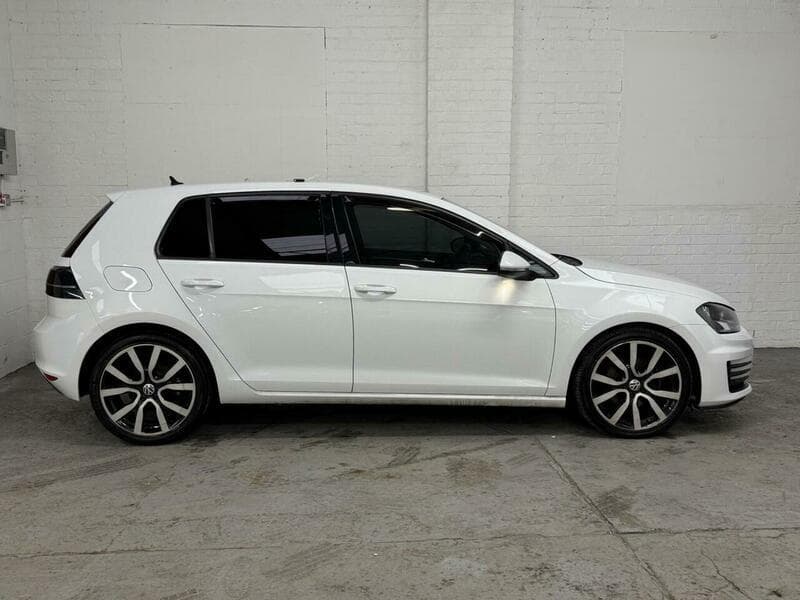 2014 Volkswagen Golf - Image 2