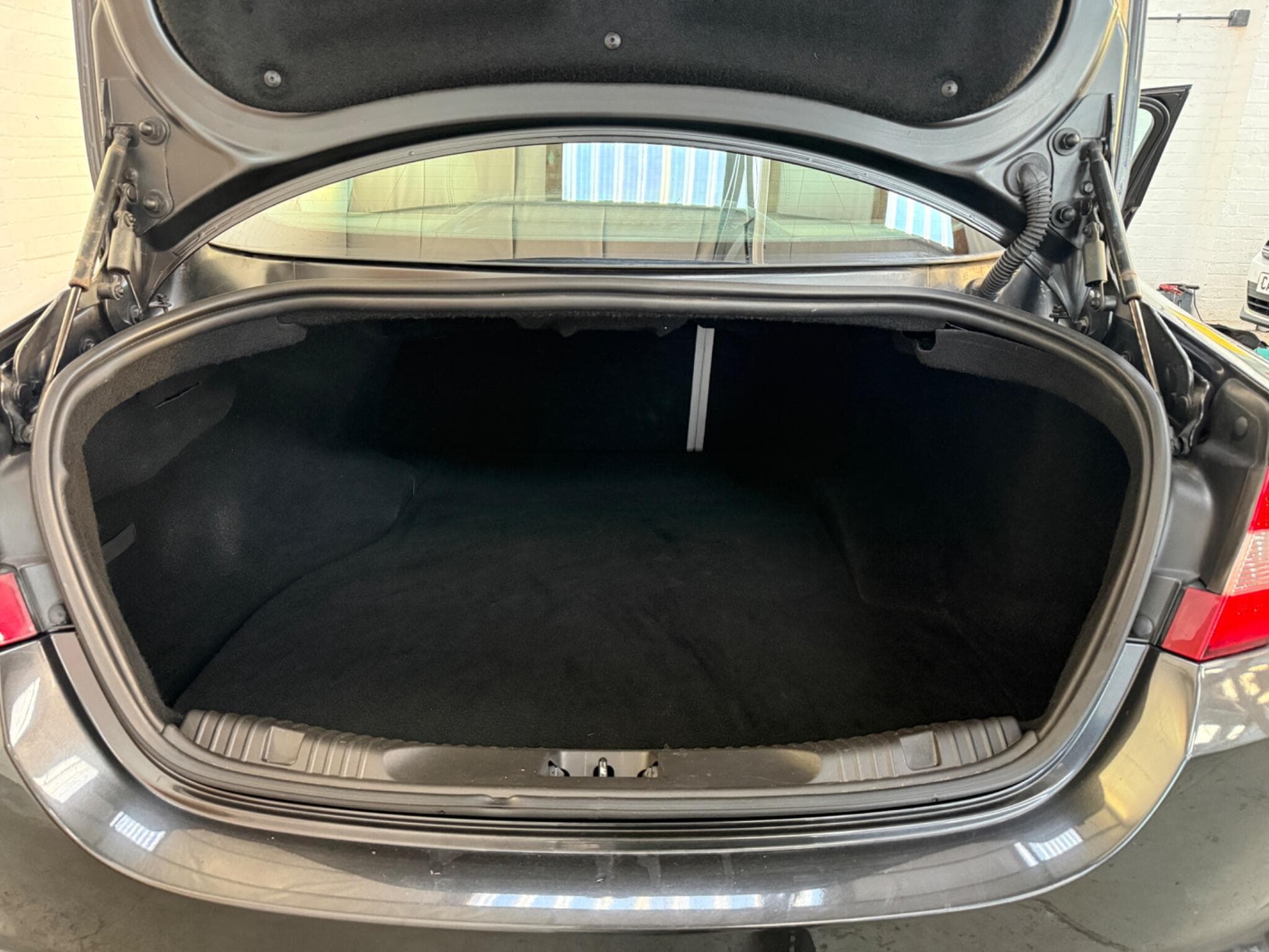 2011 Jaguar XF - Image 20