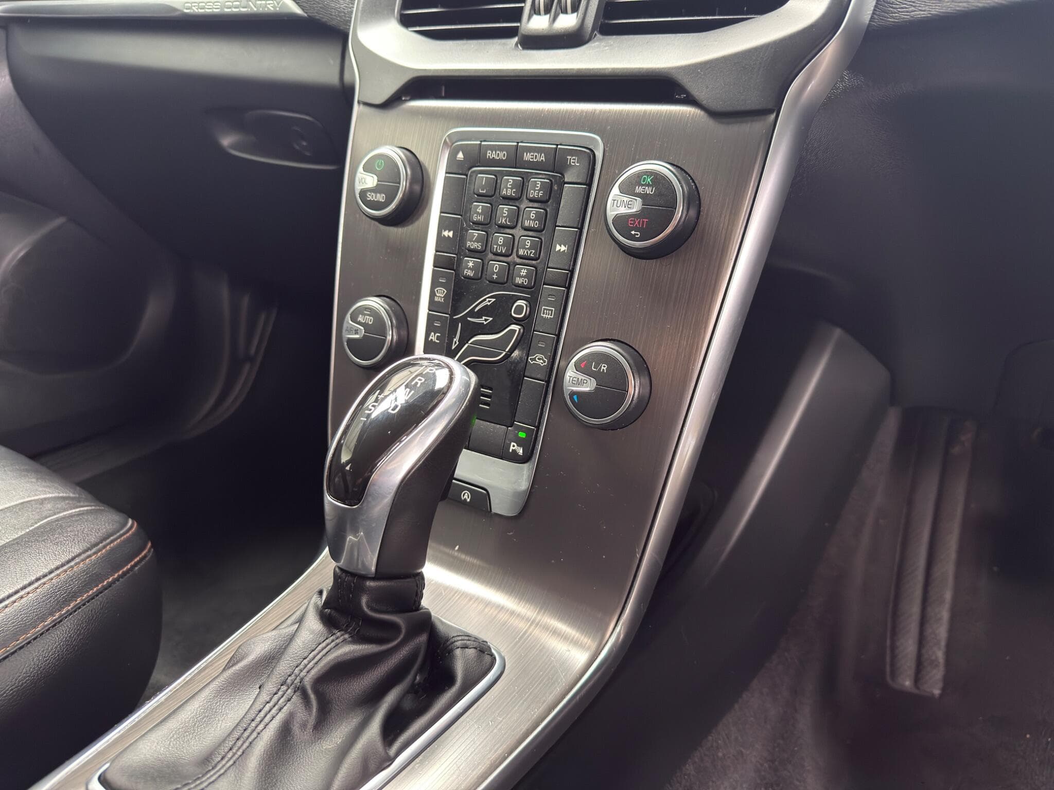 2015 Volvo V40 Cross Country - Image 12