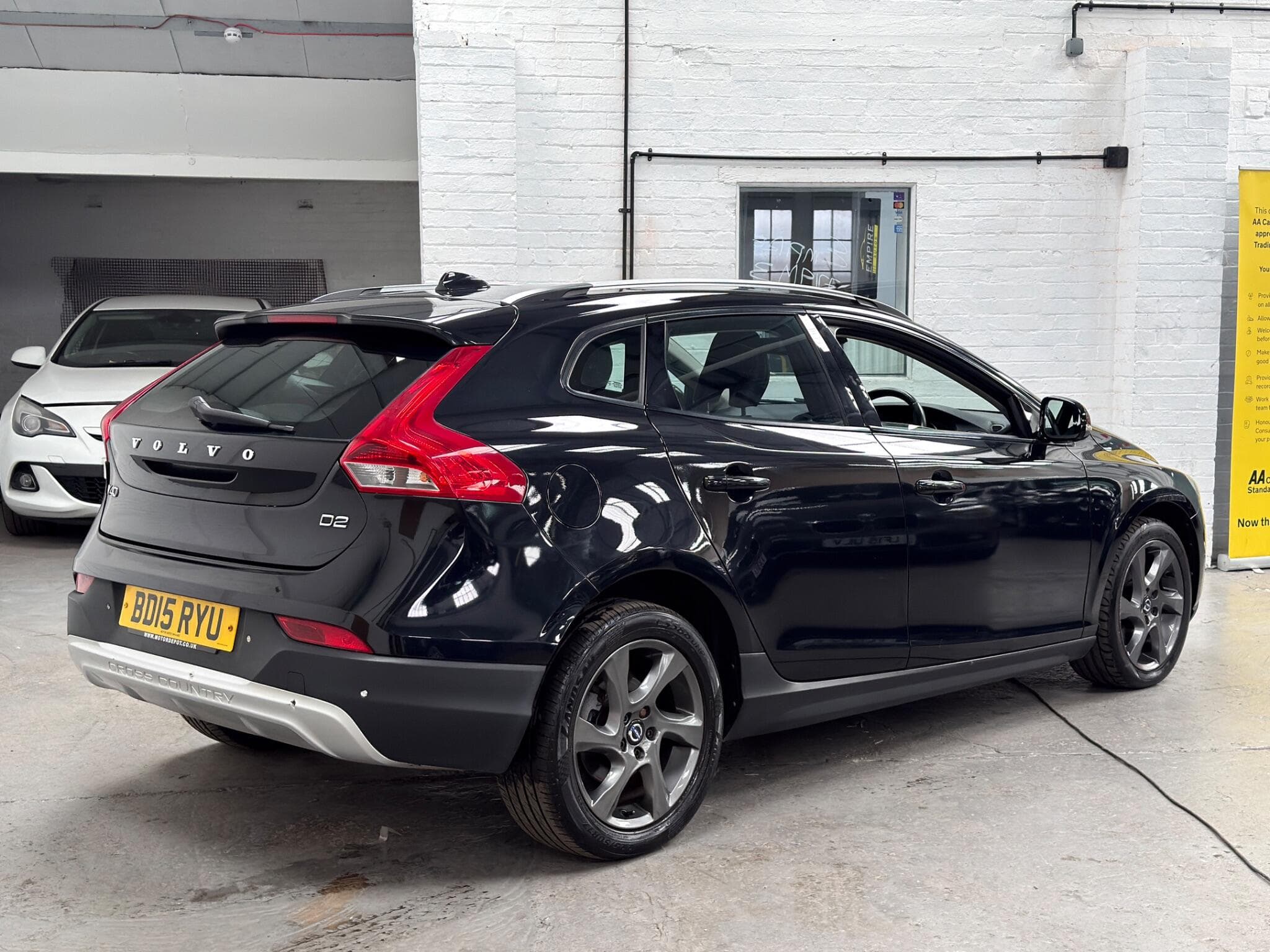 2015 Volvo V40 Cross Country - Image 11