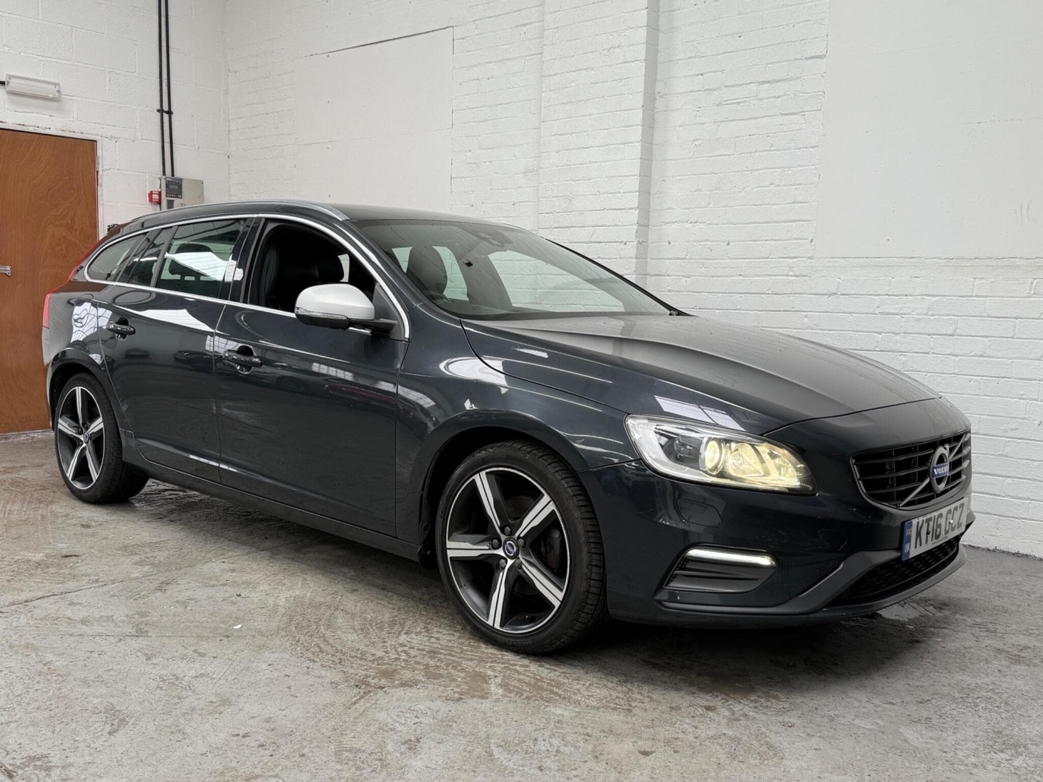 2016 Volvo V60 - Image 5