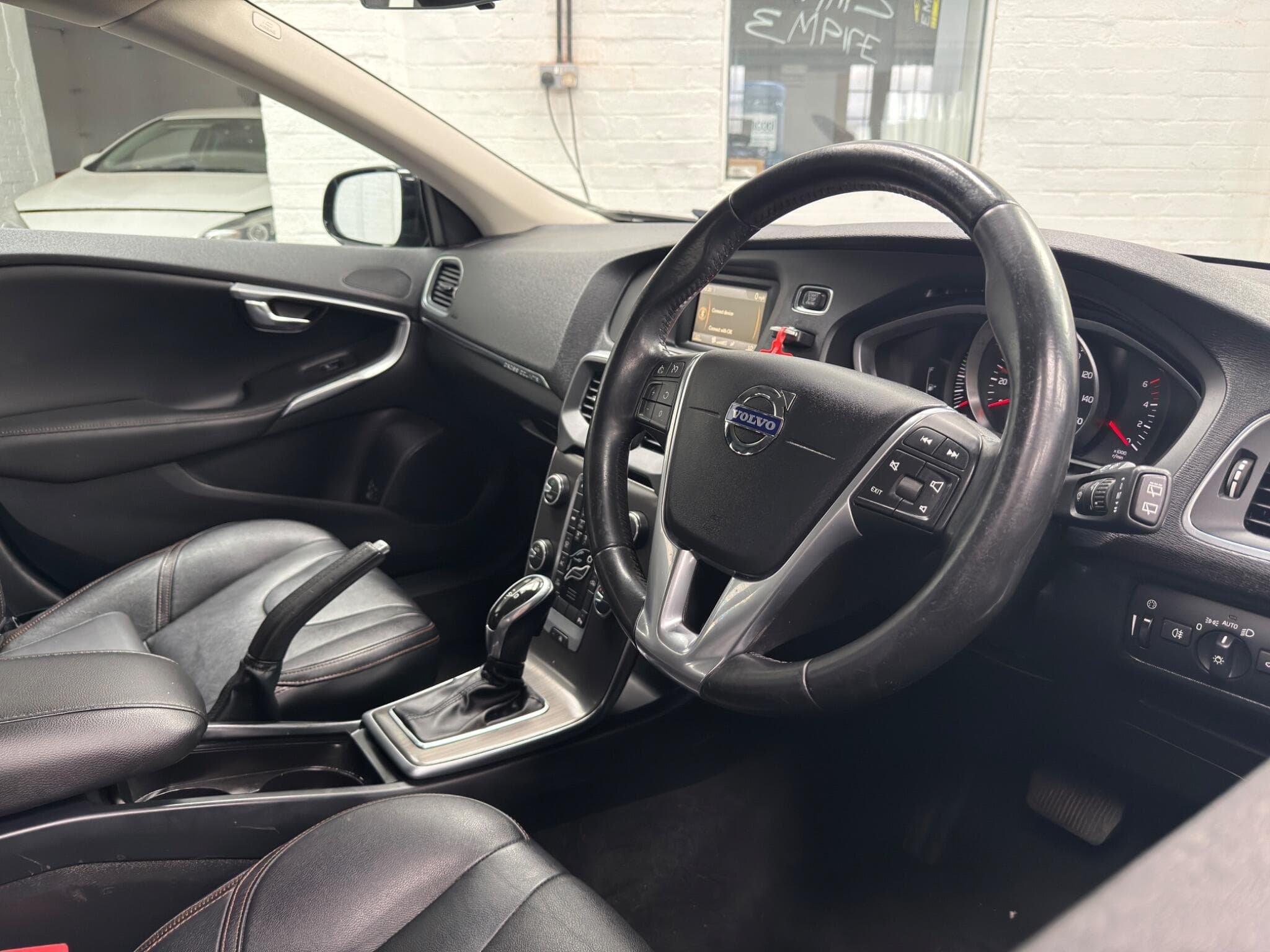 2015 Volvo V40 Cross Country - Image 15