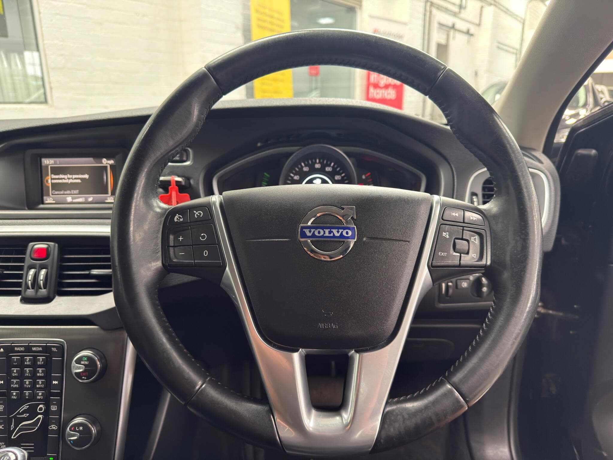 2015 Volvo V40 Cross Country - Image 25