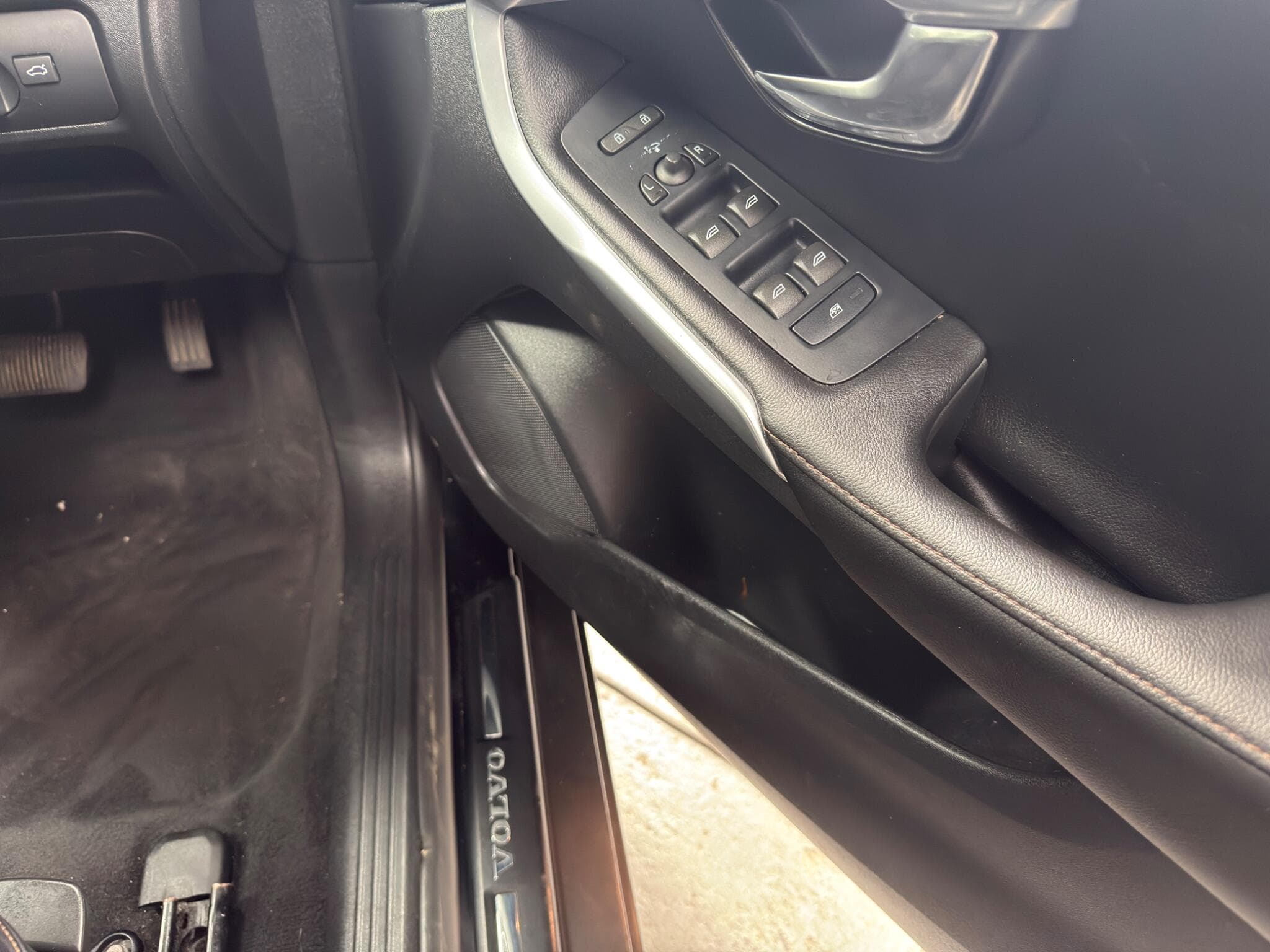 2015 Volvo V40 Cross Country - Image 27