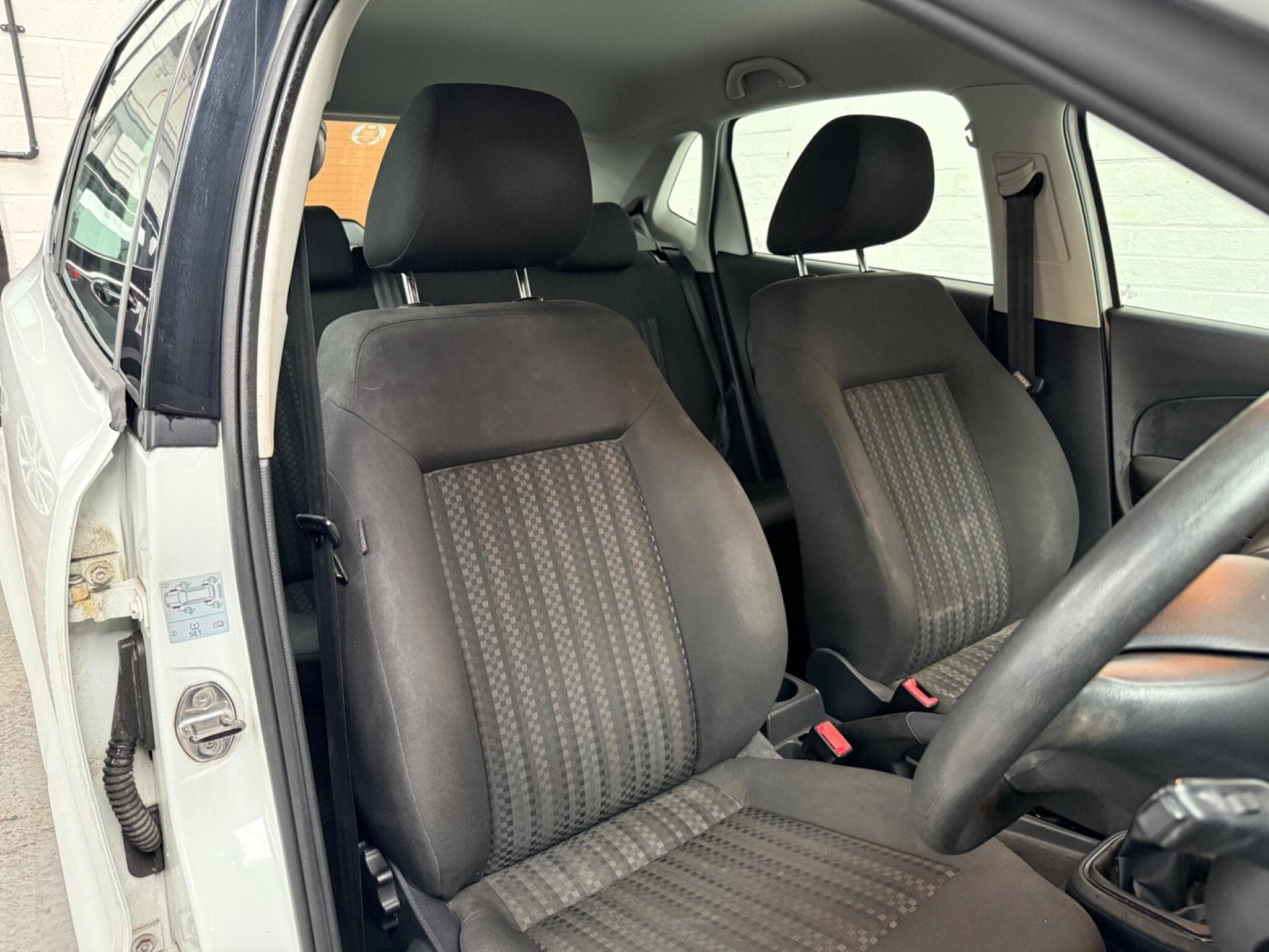 2014 Volkswagen Polo - Image 13