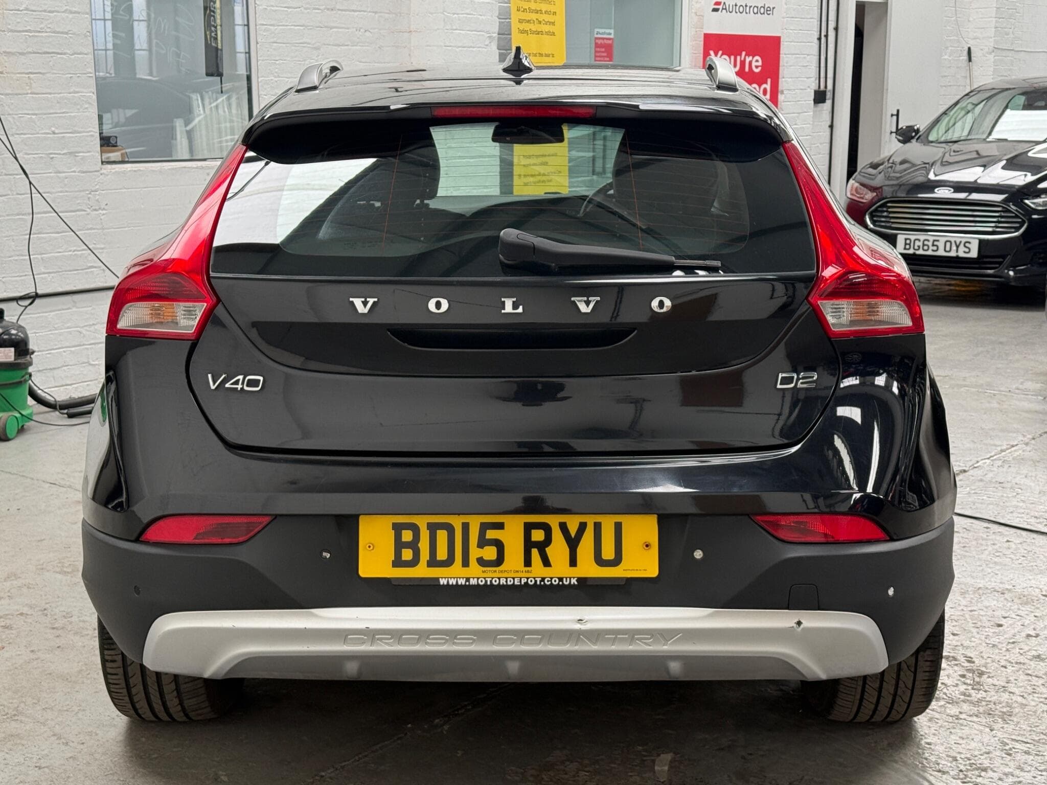 2015 Volvo V40 Cross Country - Image 9