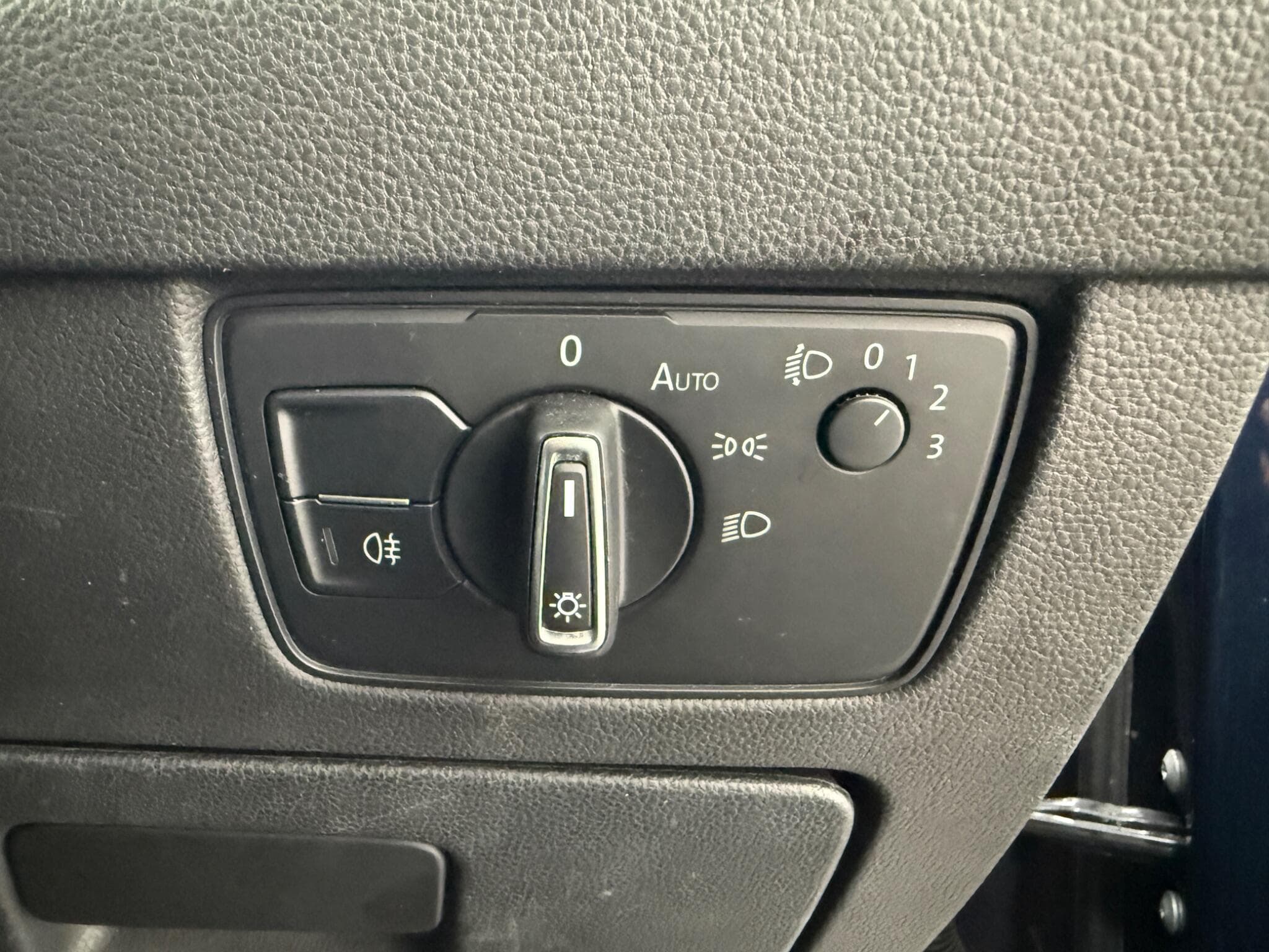 2015 Volkswagen Passat - Image 14