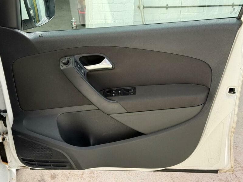 2014 Volkswagen Polo - Image 28