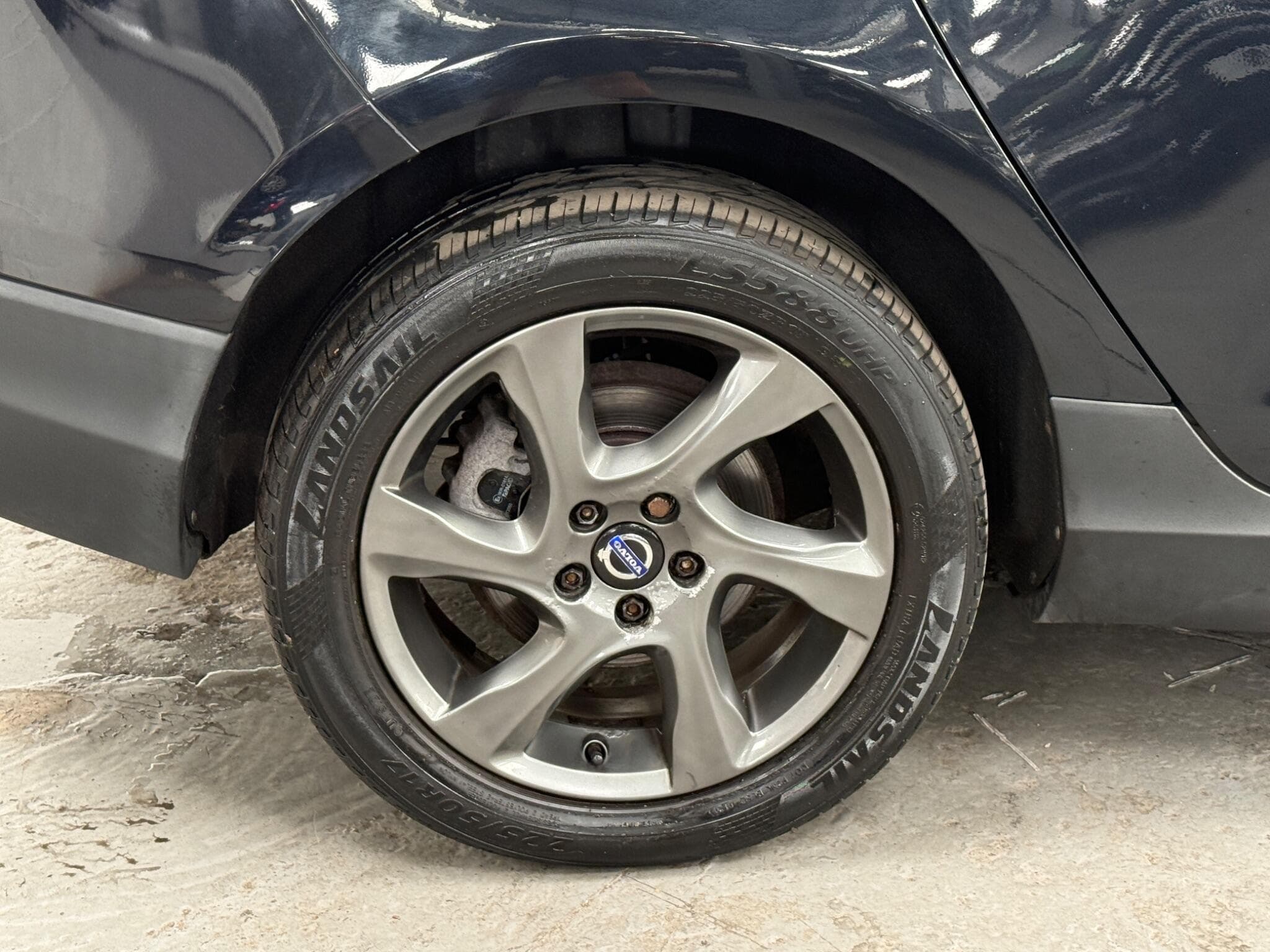 2015 Volvo V40 Cross Country - Image 23