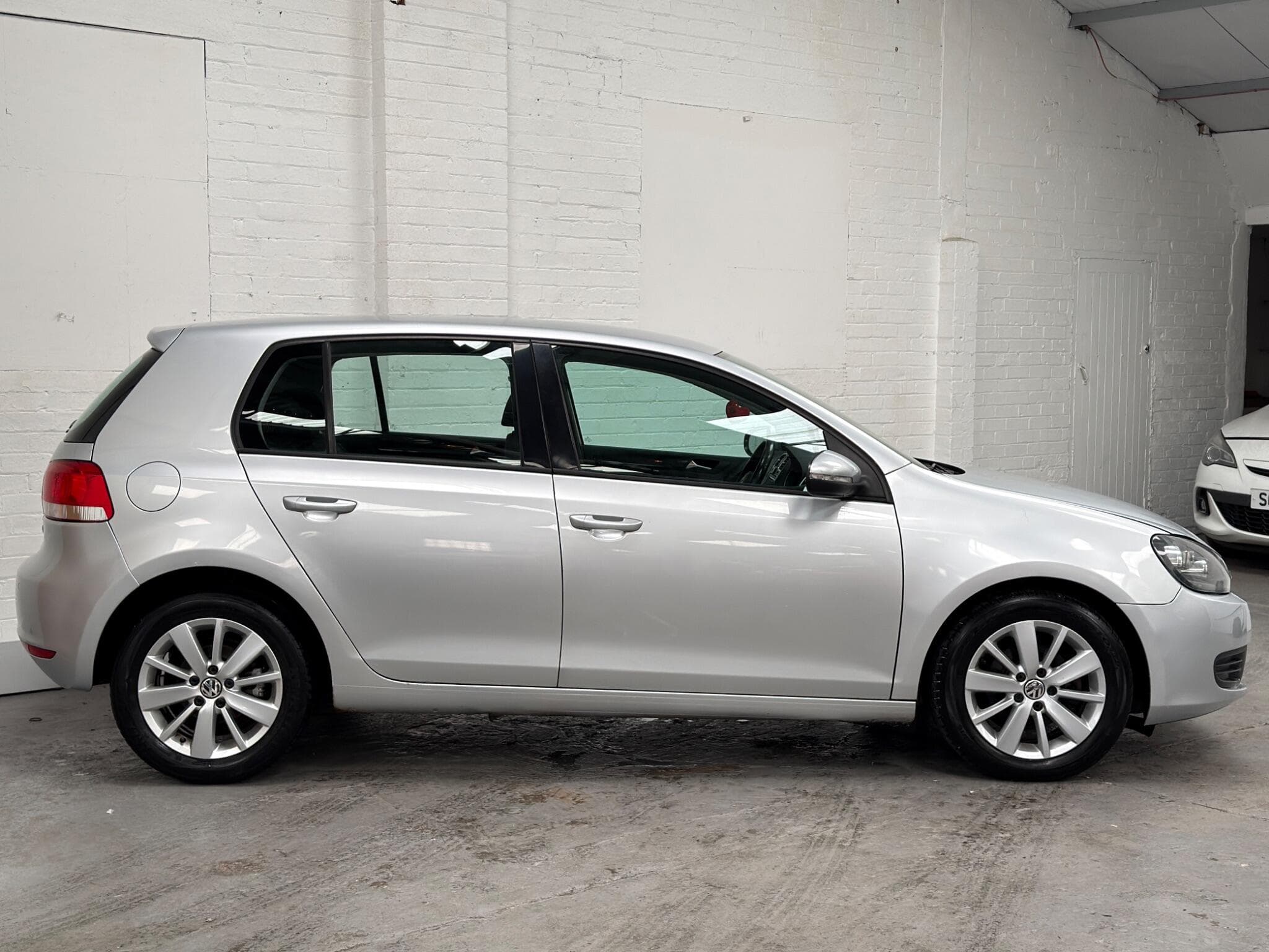 2011 Volkswagen Golf - Image 10