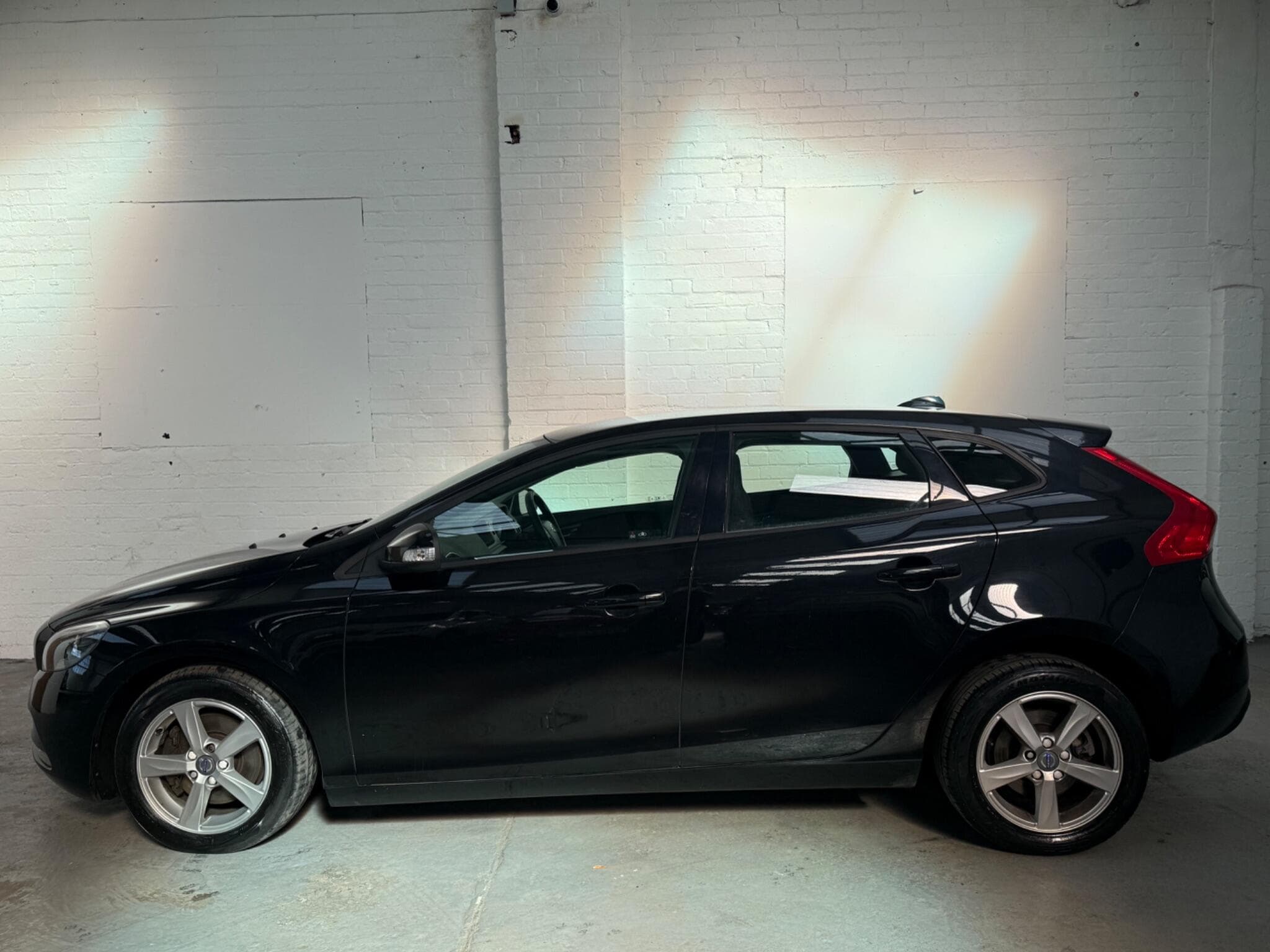 2015 Volvo V40 - Image 6