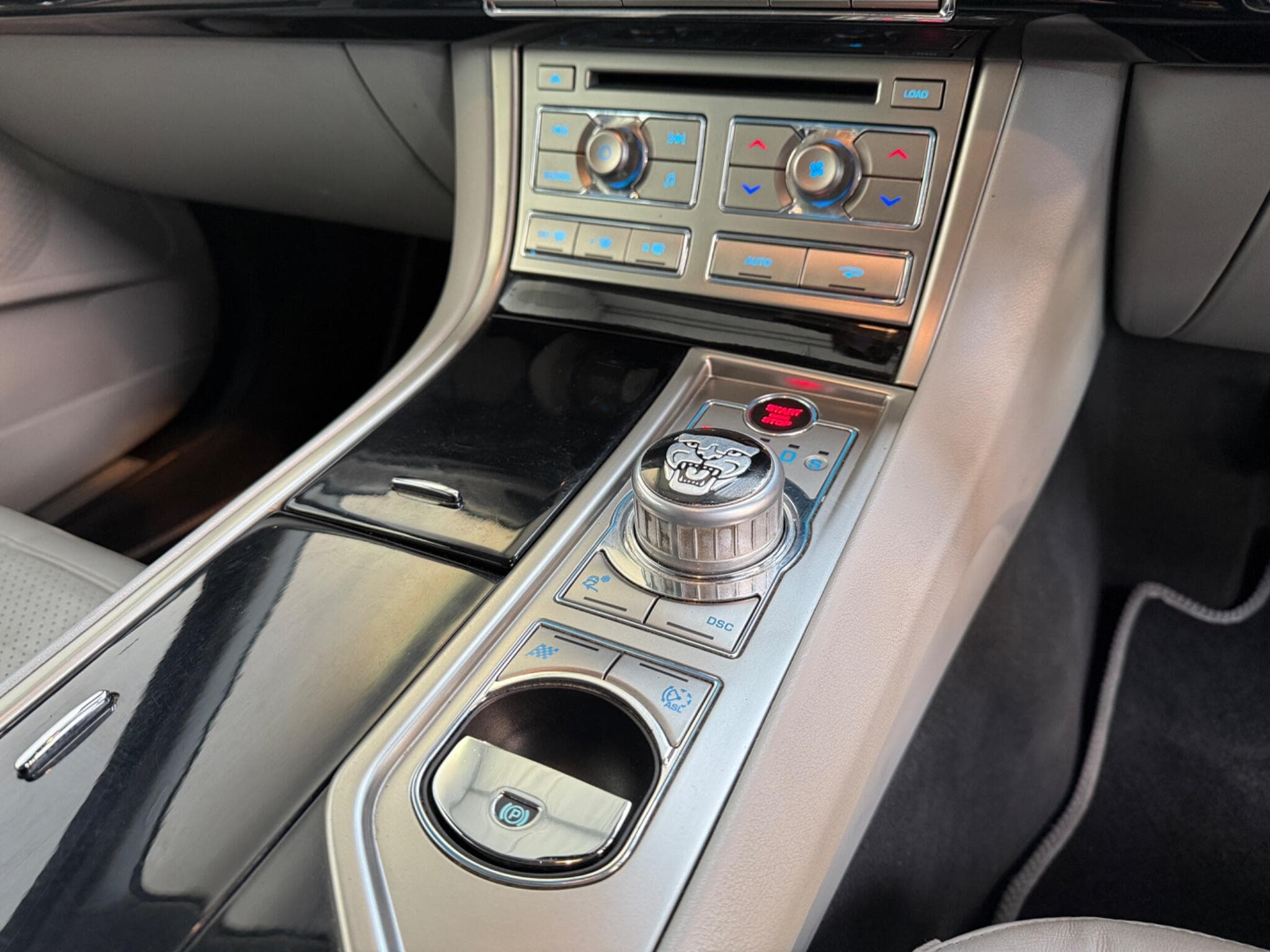 2011 Jaguar XF - Image 9