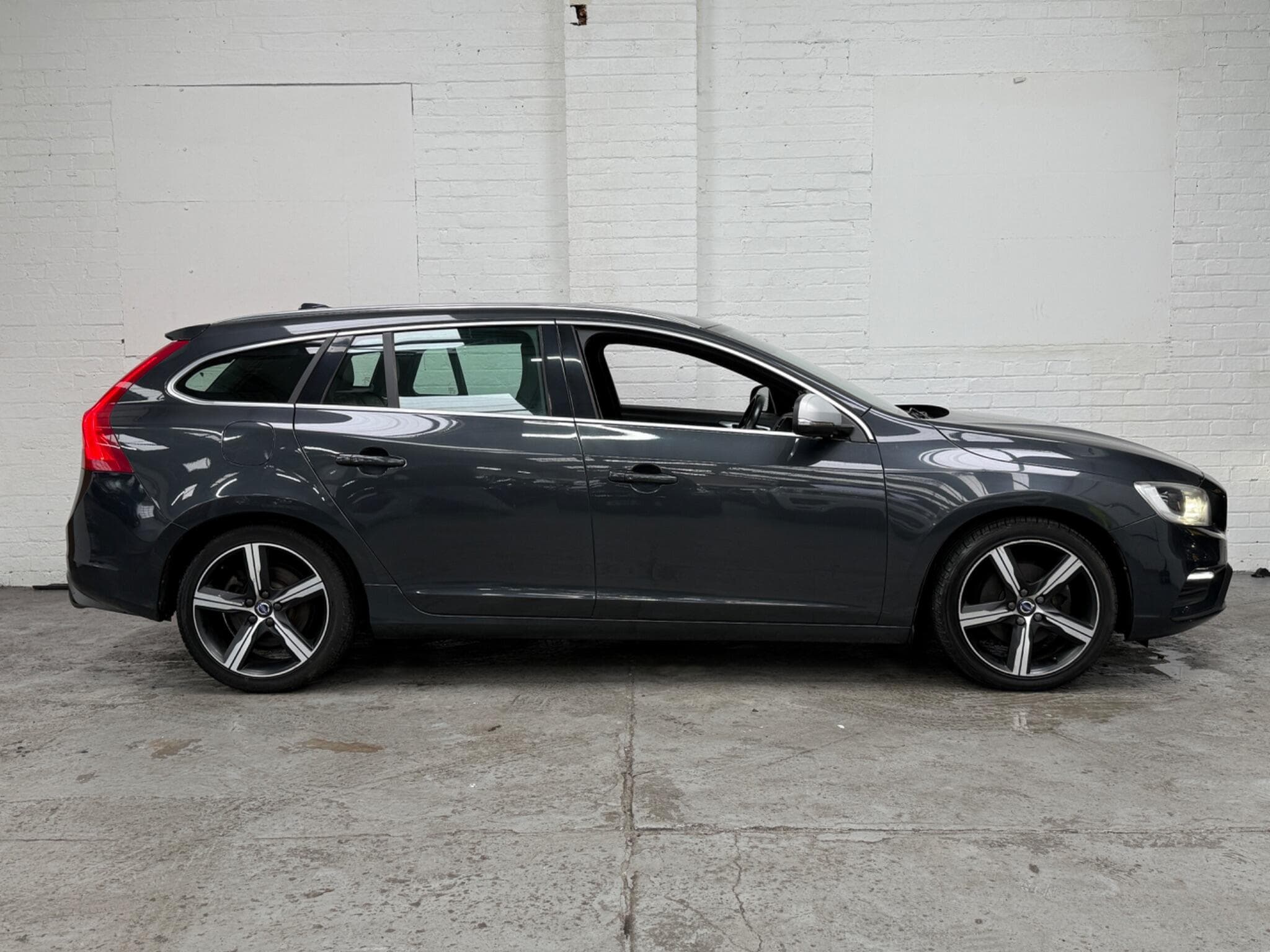 2016 Volvo V60 - Image 10